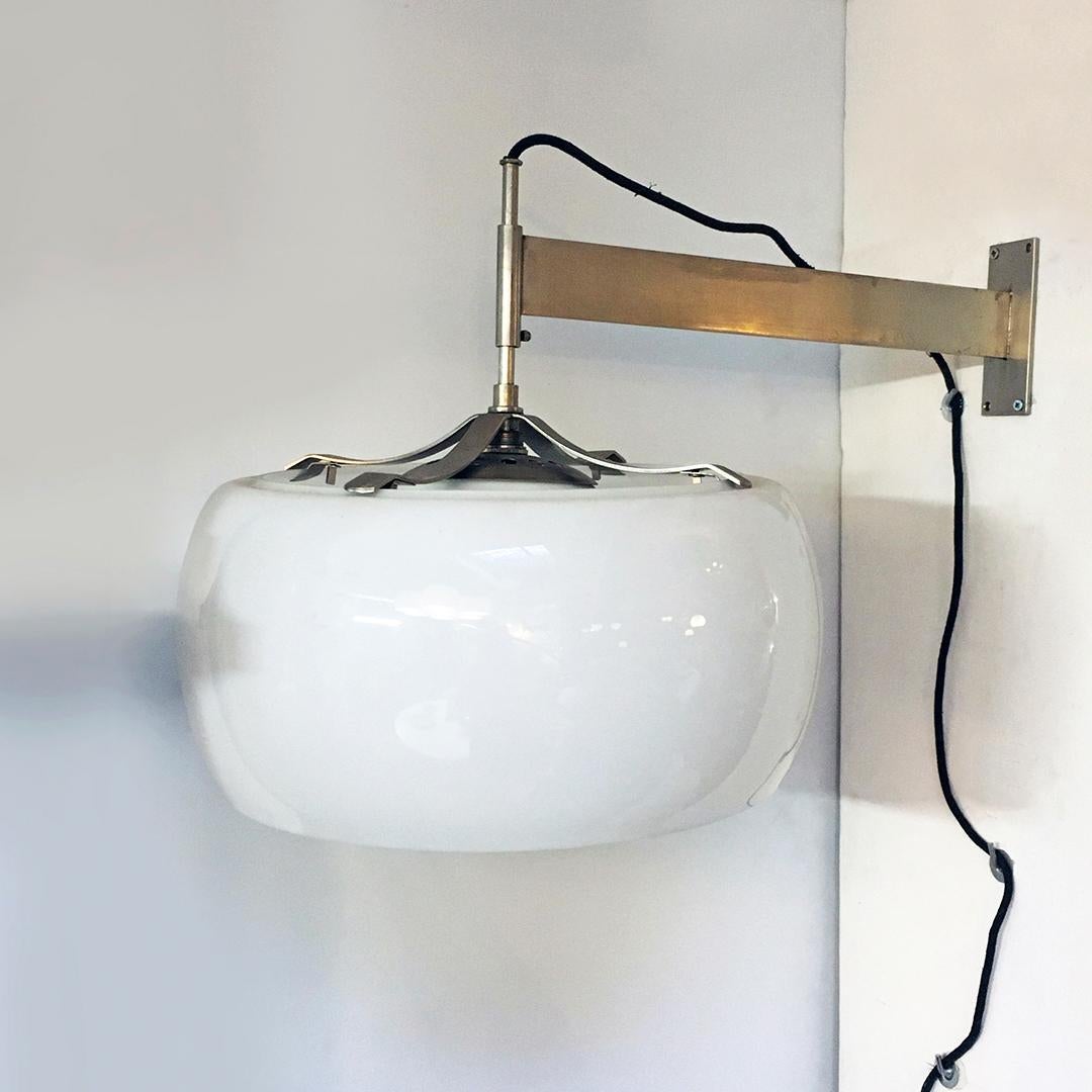 Italian glass wall lamp with arm Clinio by Vico Magistretti for Artemide, 1967
Glass wall lamp Clinio with one arm fixed with a wall plate, both in matt nickel-plated brass and with diffuser in glossy white glass, internally frosted. Project by