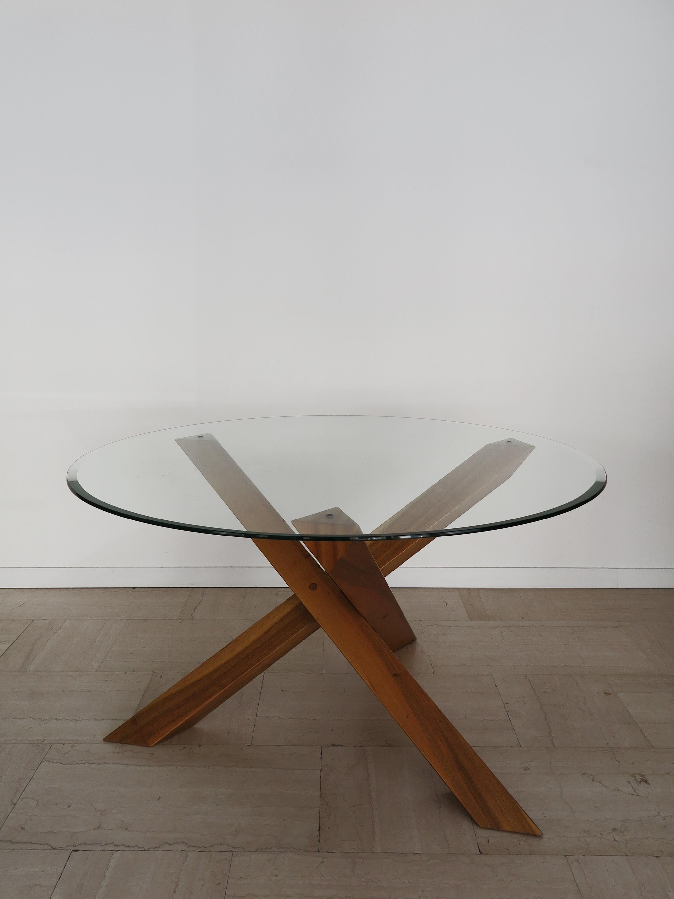 Italienischer Esstisch im Stil von Mario Bellini für Cassina mit Glasplatte mit abgeschrägter Kante, die auf einem skulpturalen Holzfuß ruht, hergestellt in Italien 1980er Jahre

Bitte beachten Sie, dass der Tisch original aus der Zeit stammt und
