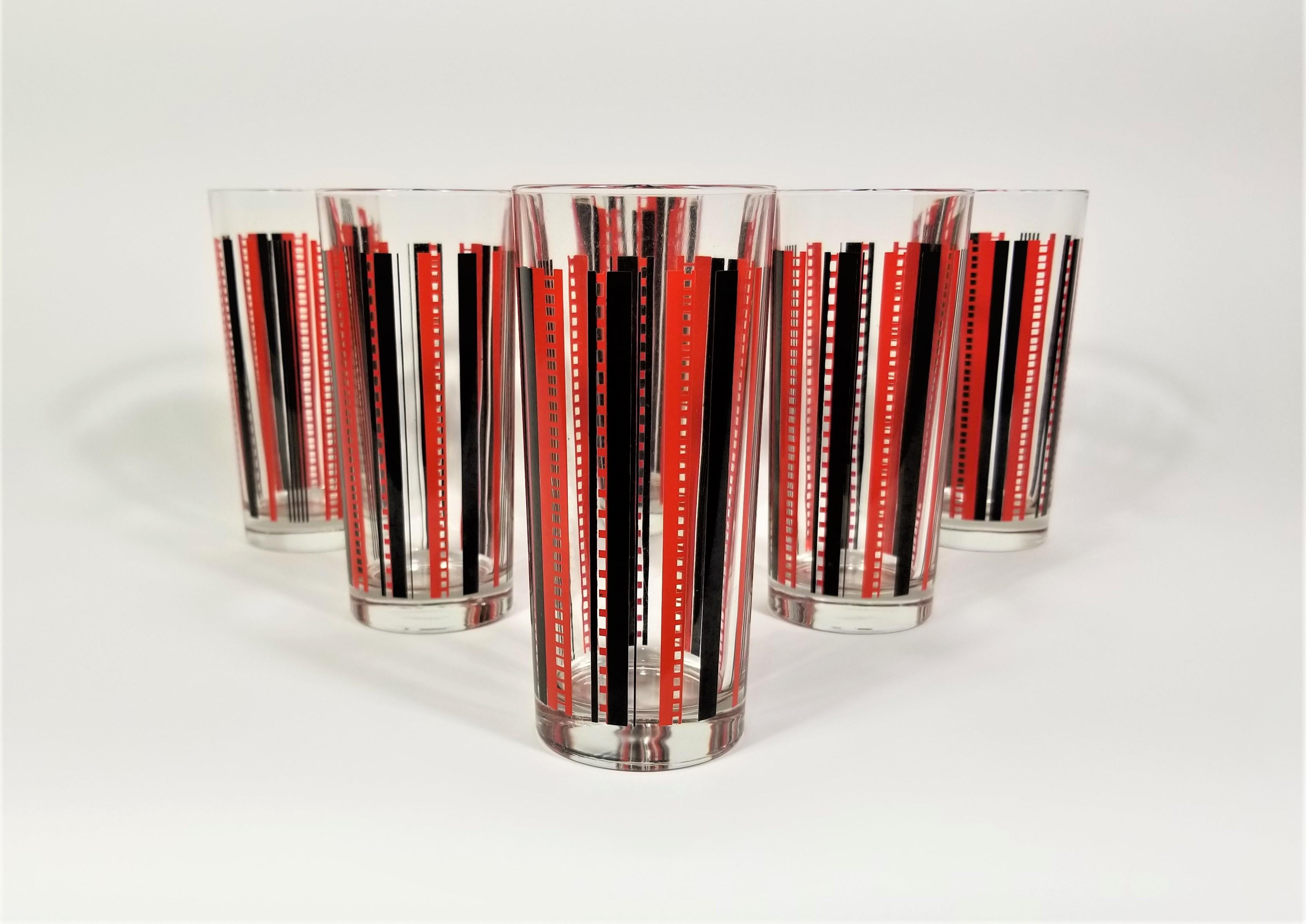 Bicchieri da bar in vetro nero e rosso della metà degli anni '40 e '50. Il vetro ha un peso solido e sostanziale. Set di 6. Tutti i bicchieri sono marchiati Italia e in ottime condizioni.
 
