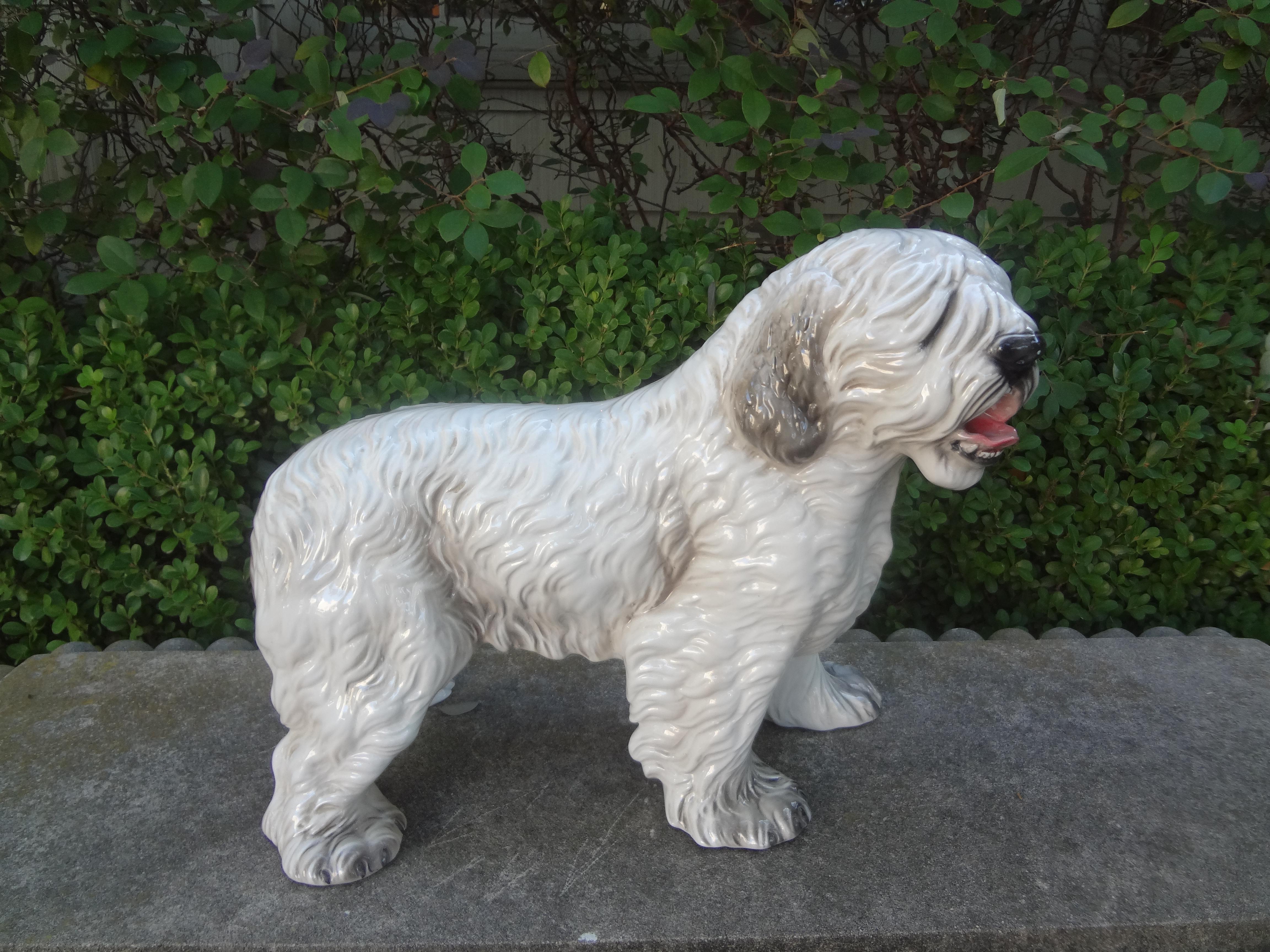 Hollywood Regency Sculpture italienne de chien en céramique émaillée en vente
