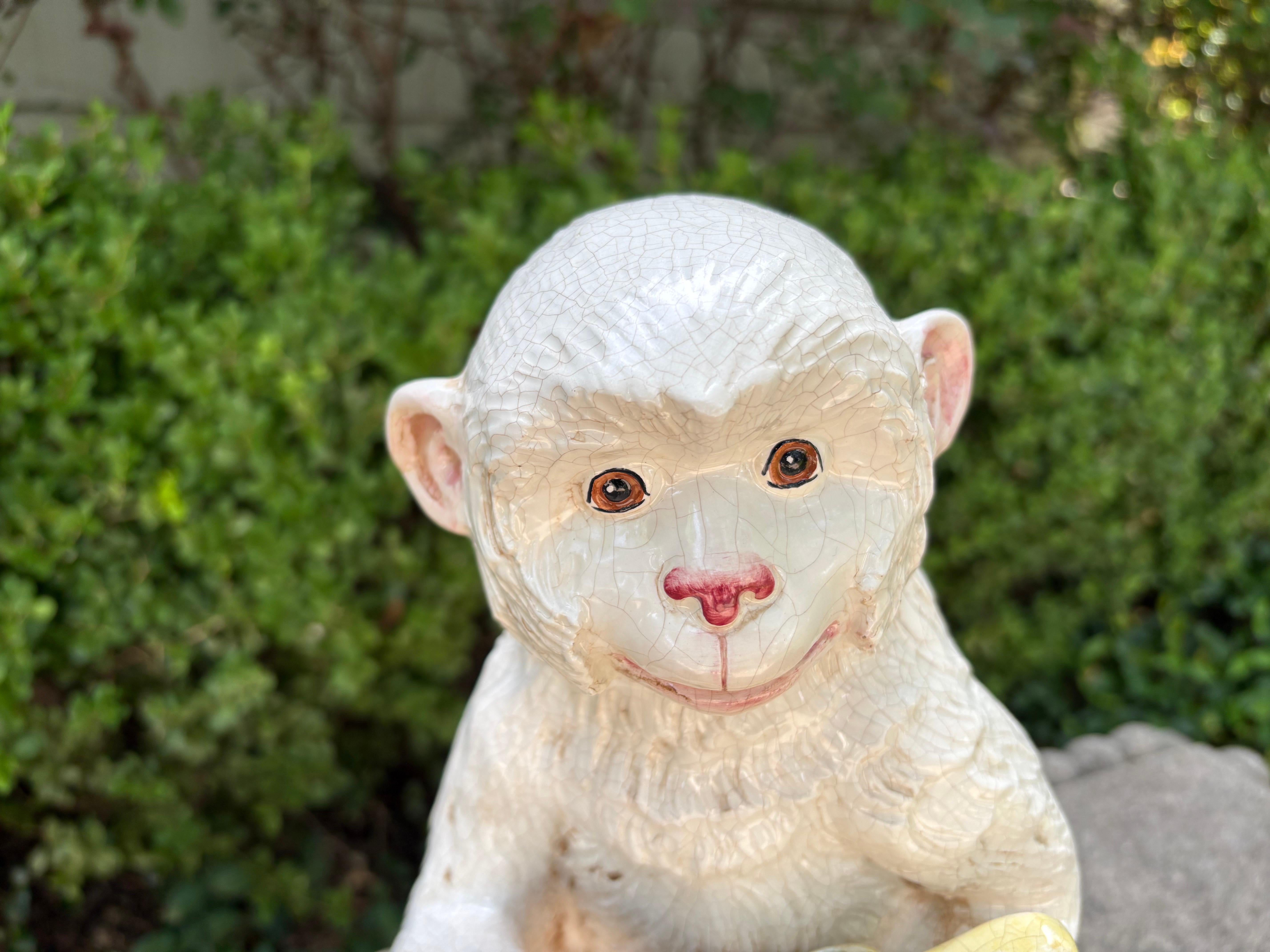 Statua di scimmia in ceramica smaltata italiana in vendita 2