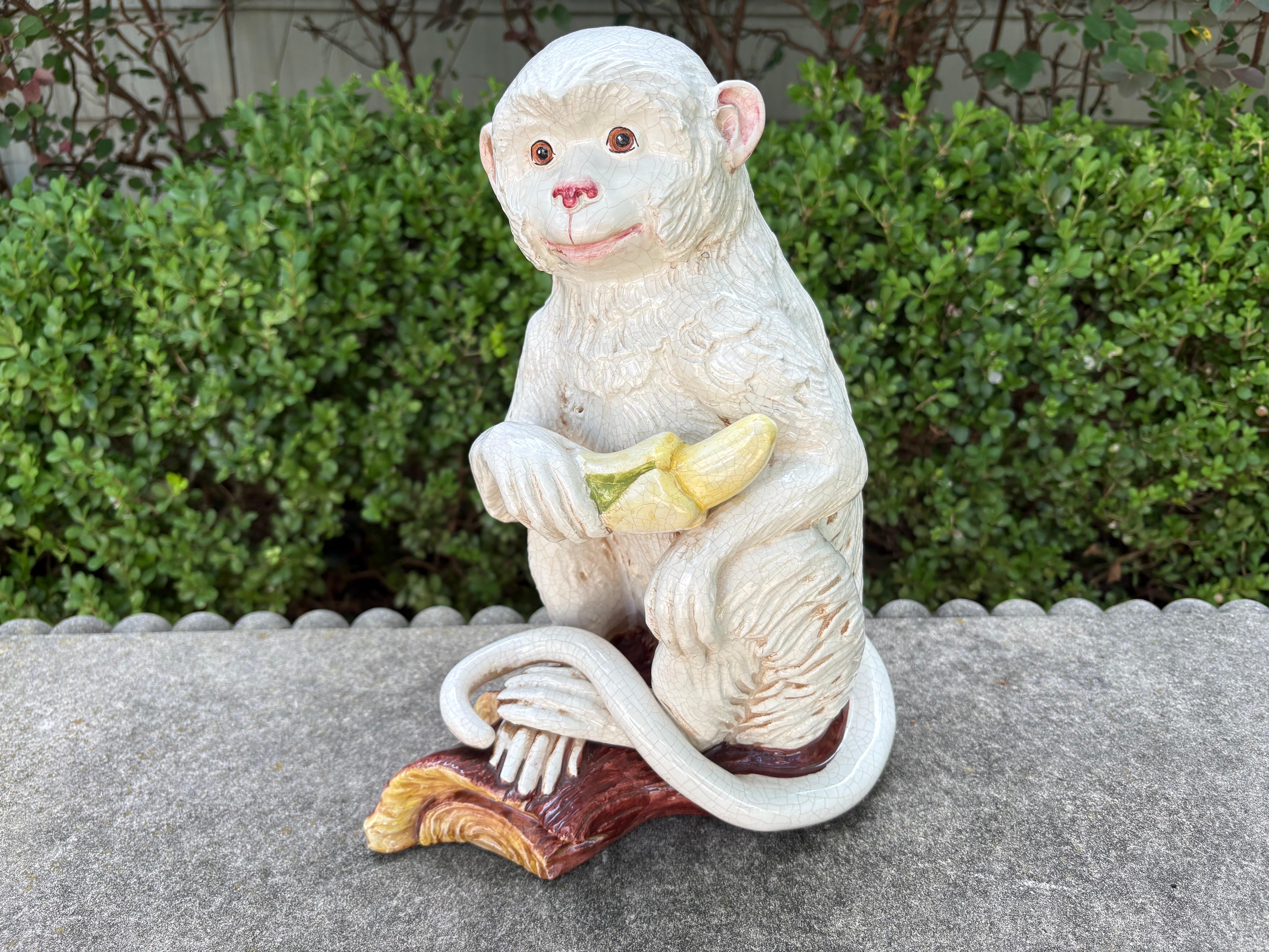 Statua di scimmia in ceramica smaltata italiana.
In offerta c'è una statua o scultura in ceramica smaltata in stile Hollywood Regency del XX secolo raffigurante una scimmia che tiene in mano una banana.
Questa scimmia ben dettagliata è chiaramente