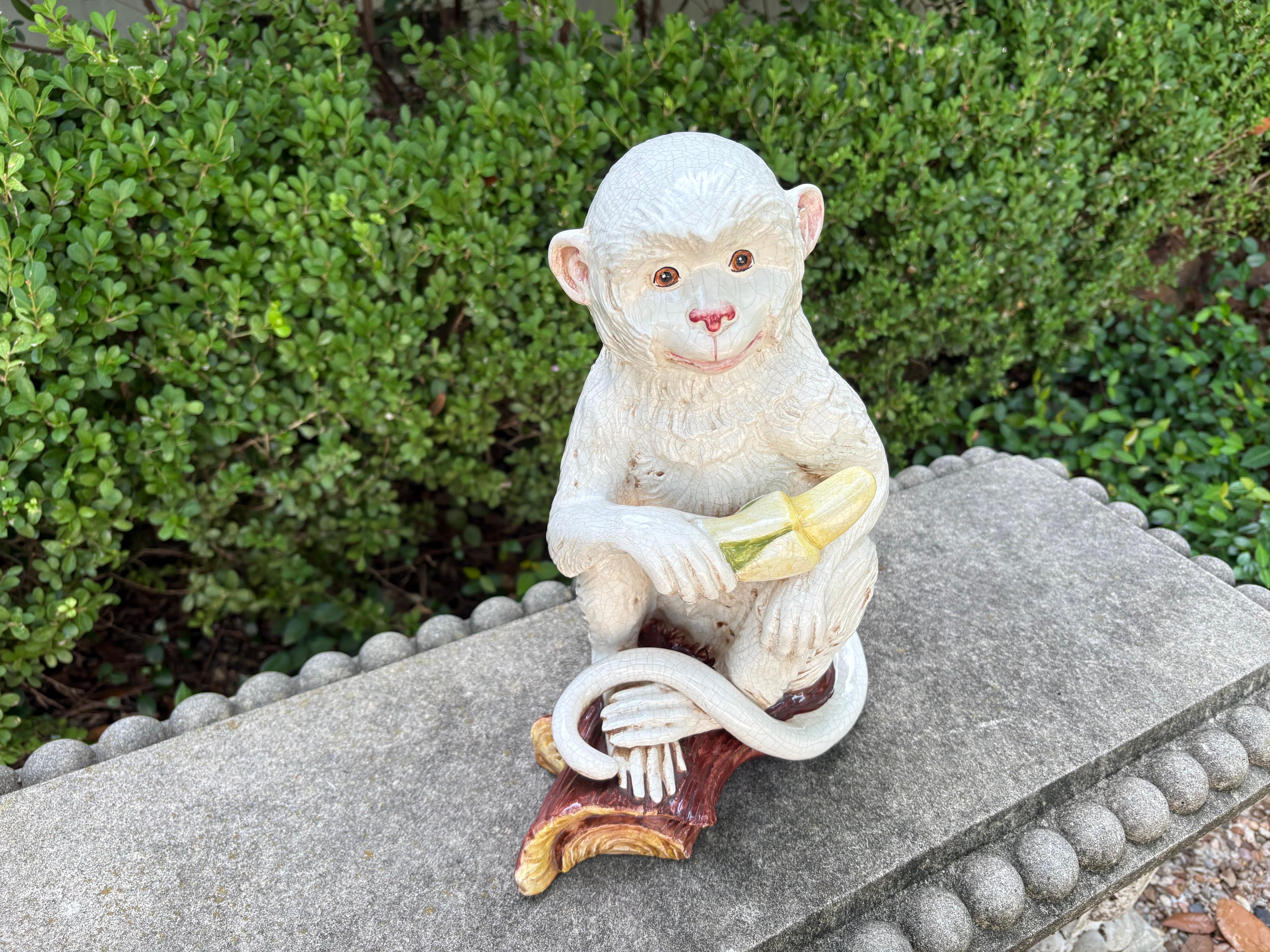Ceramica Statua di scimmia in ceramica smaltata italiana in vendita