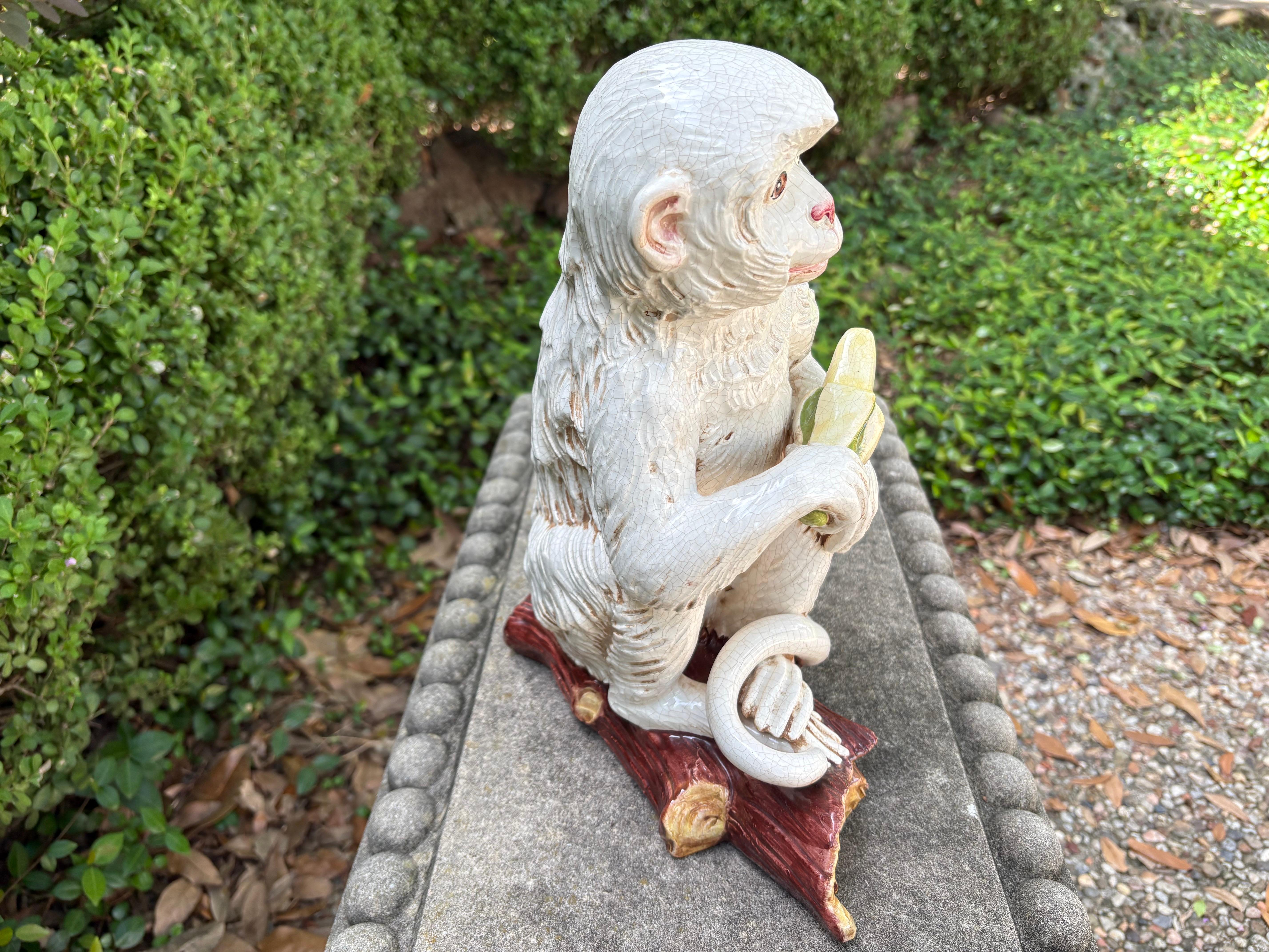 Statua di scimmia in ceramica smaltata italiana in vendita 1