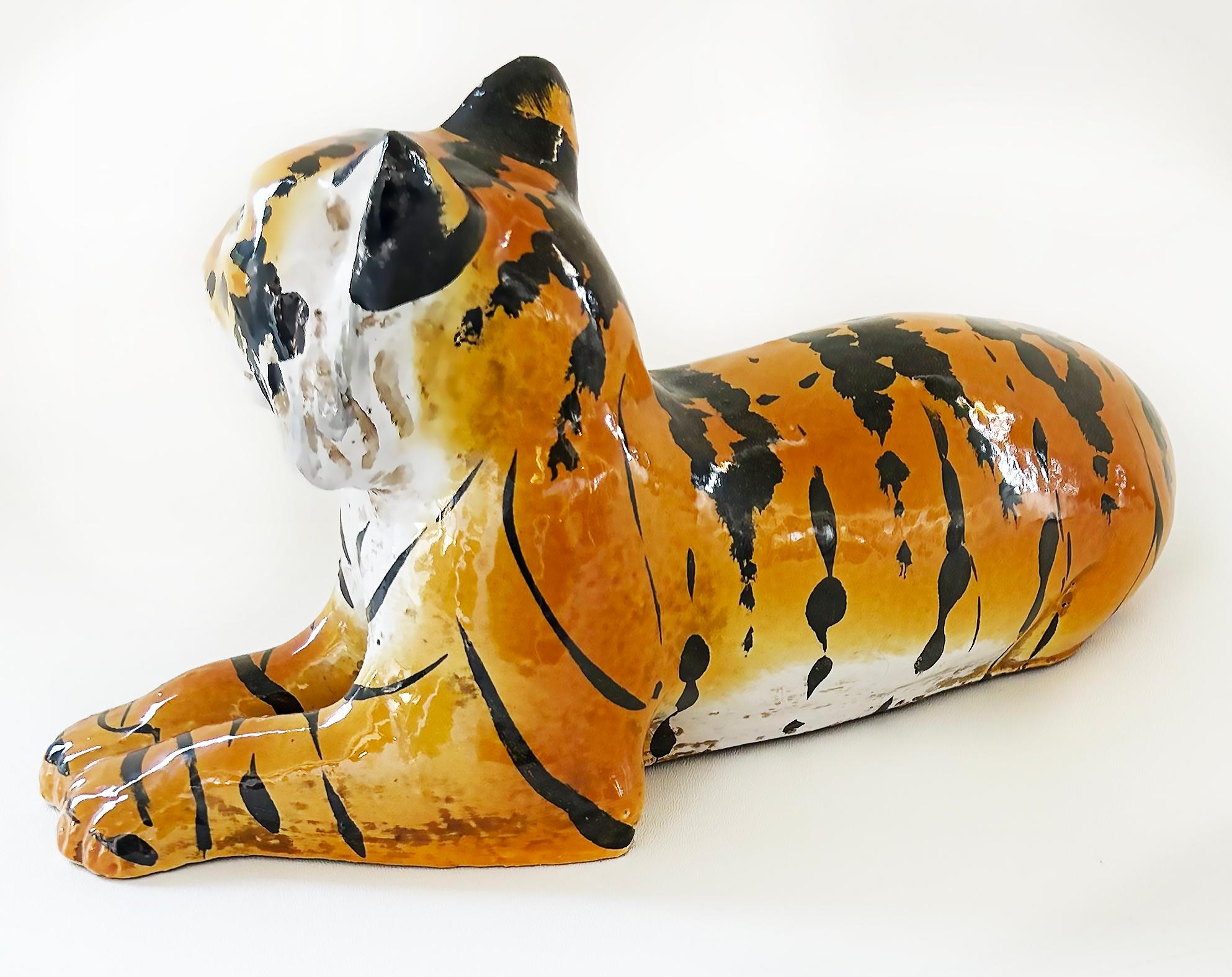 Vernissé Sculpture italienne en céramique émaillée représentant un tigre au repos, vers les années 1960 en vente