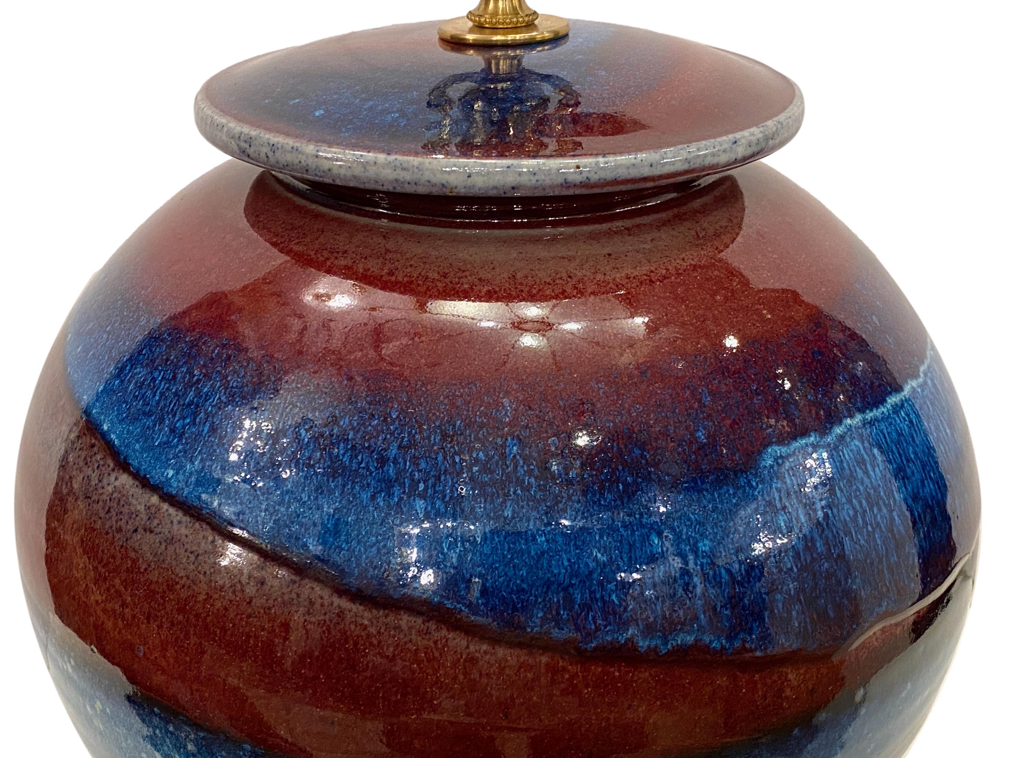 Eine einzelne italienische, glasierte Keramik-Tischlampe aus den 1960er Jahren.

Abmessungen:
Höhe des Körpers: 15