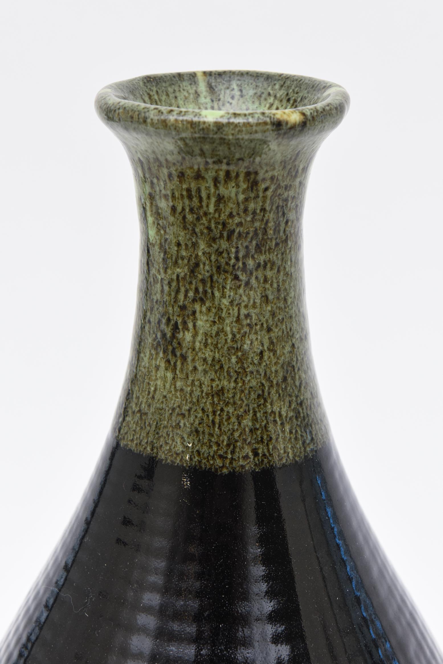 Italienisches glasiertes Keramikgefäß, Flasche grün, schwarz, anthrazit, cremefarben (Glasiert) im Angebot