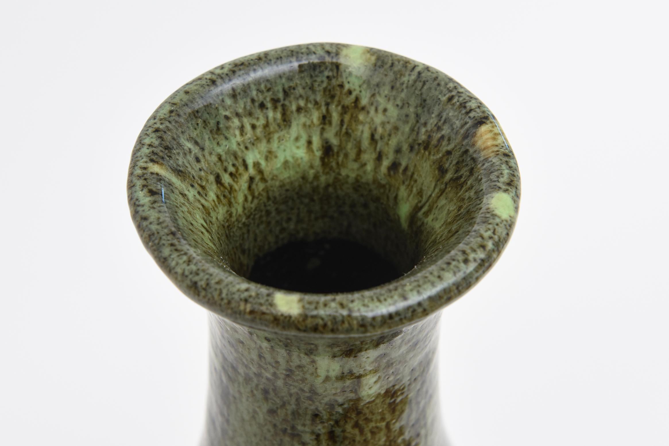 Fin du 20e siècle Vase en céramique émaillée italienne, vert bouteille, noir, anthracite, blanc cassé en vente