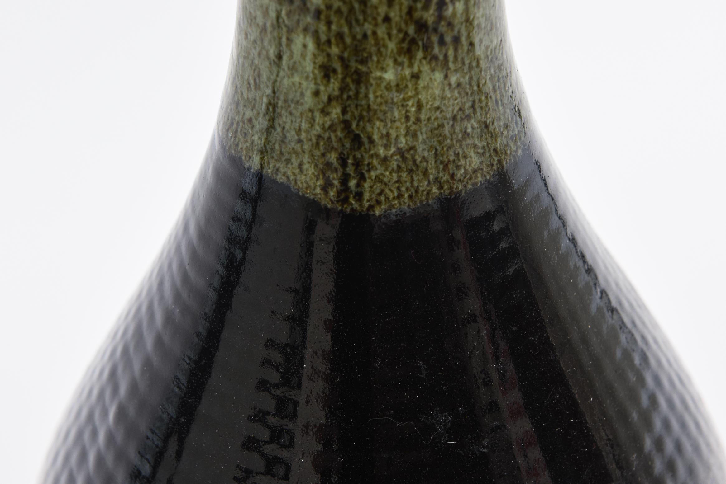 Céramique Vase en céramique émaillée italienne, vert bouteille, noir, anthracite, blanc cassé en vente