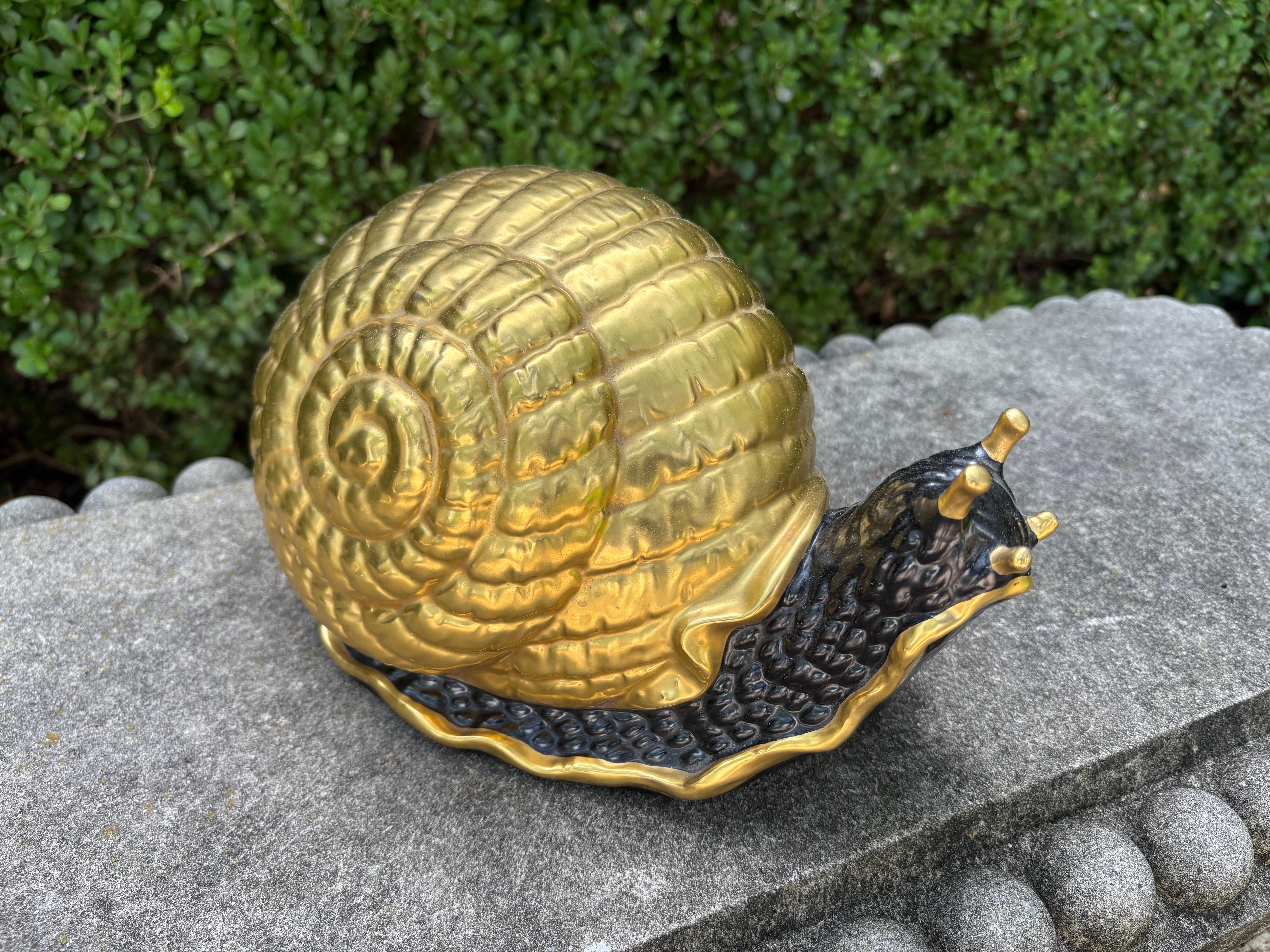 Lumaca in porcellana italiana smaltata e dorata.
In offerta c'è una bellissima figura realistica di lumaca o escargot in porcellana smaltata dorata italiana di Hollywood Regency. 
Ottimo accessorio per tavolini o librerie!