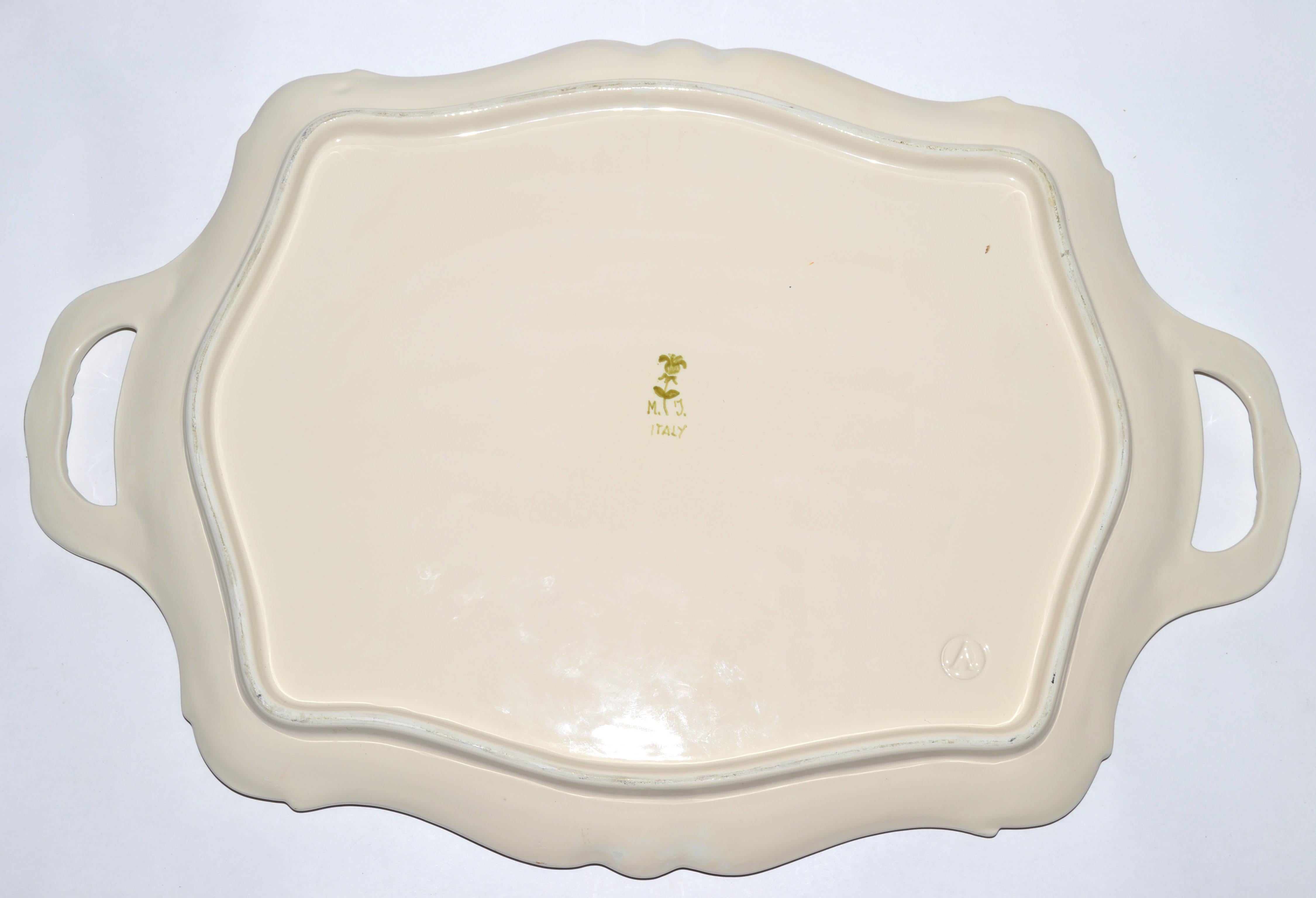 Vassoio di terracotta italiano smaltato e dipinto a mano Maniglie di uccelli Motivi floreali in vendita 3