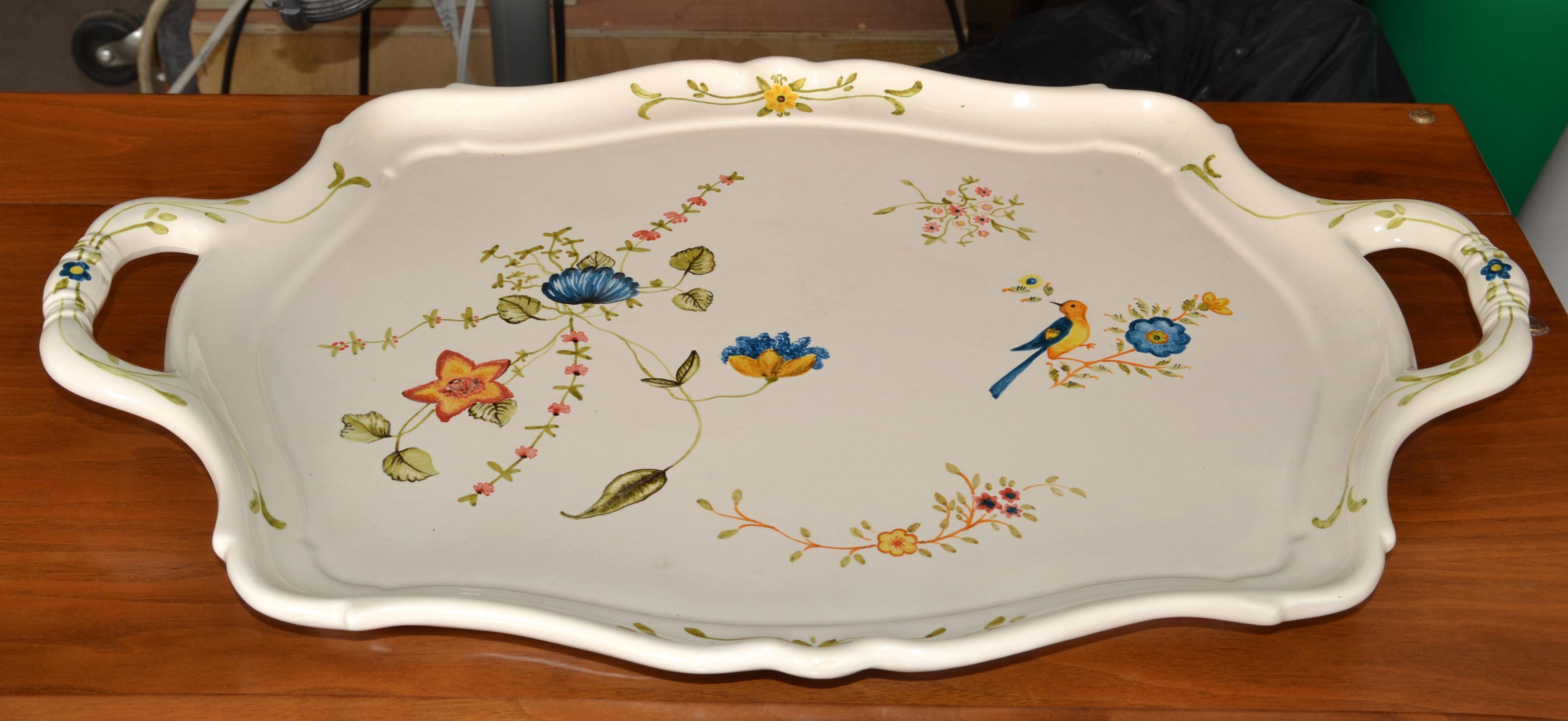 Mid-Century moderno Vassoio di terracotta italiano smaltato e dipinto a mano Maniglie di uccelli Motivi floreali in vendita