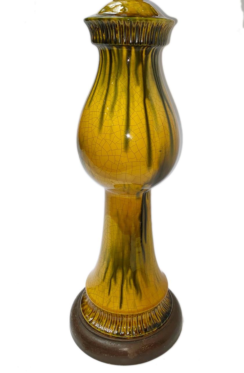 Eine einzelne italienische Tischlampe aus Porzellan mit Tropfglasur und Holzsockel aus der Zeit um 1940.

Abmessungen:
Höhe des Körpers: 20