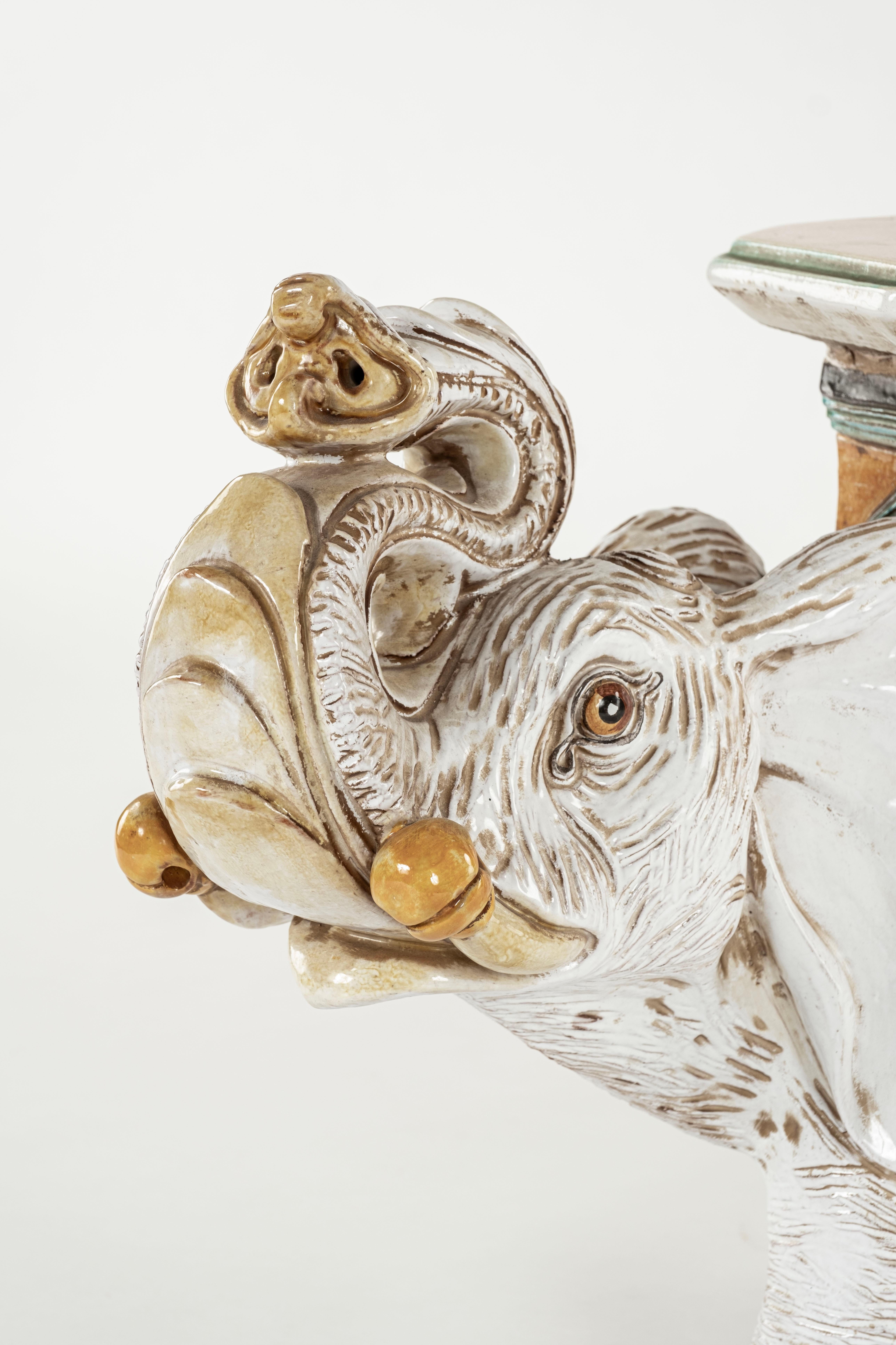 Sgabello da giardino a forma di elefante in terracotta smaltata del 1960.