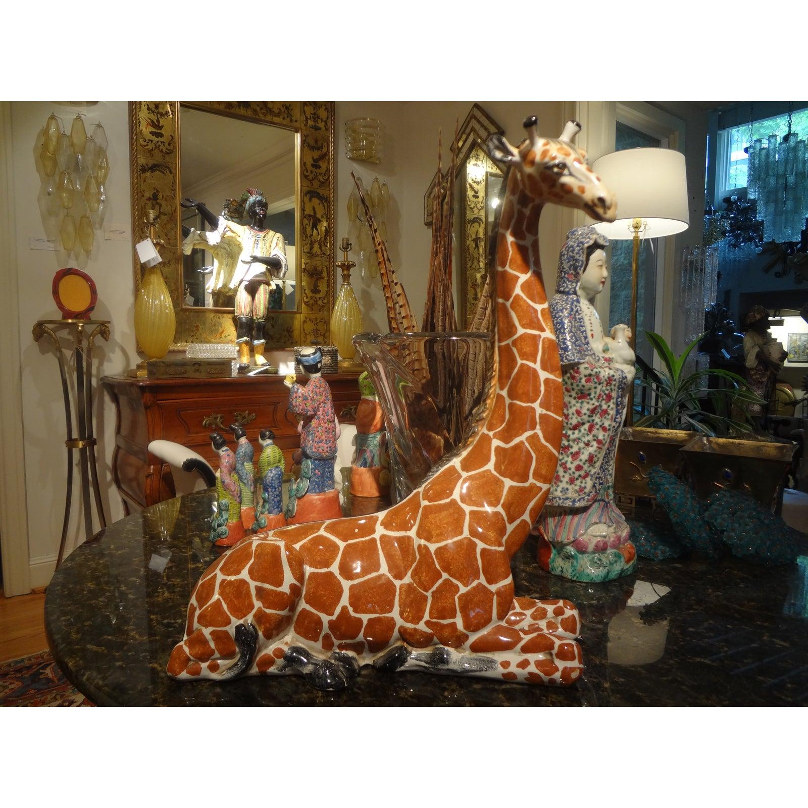 Figurine de girafe en terre cuite vernissée italienne.
Magnifique figure ou sculpture de girafe en terre cuite vernissée italienne du milieu du siècle dernier. Cette superbe pièce Hollywood Regency est estampillée Italie et est en bon état.