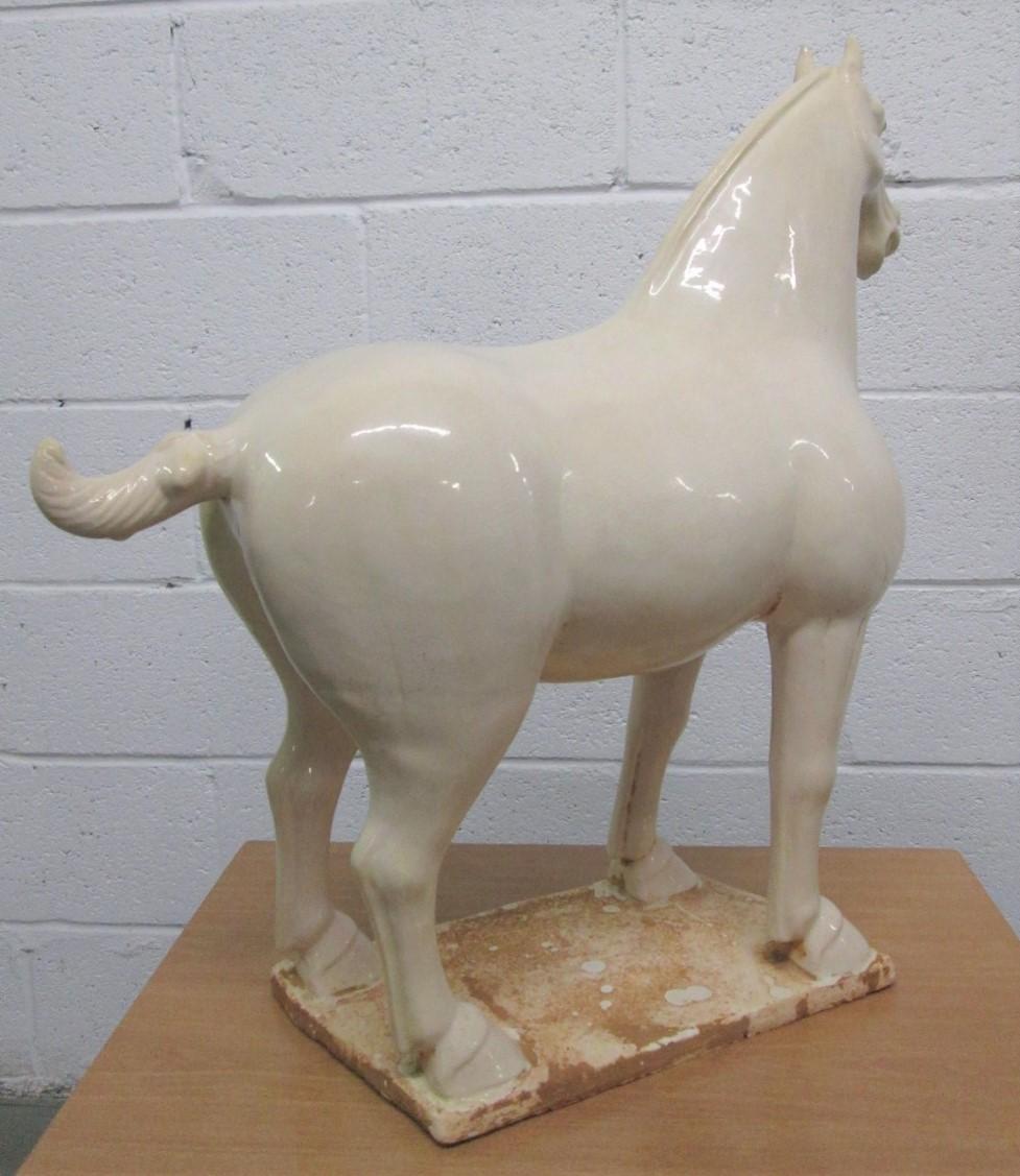 Italienische glasierte Terrakotta-Pferdskulptur aus Italien (Glasiert) im Angebot