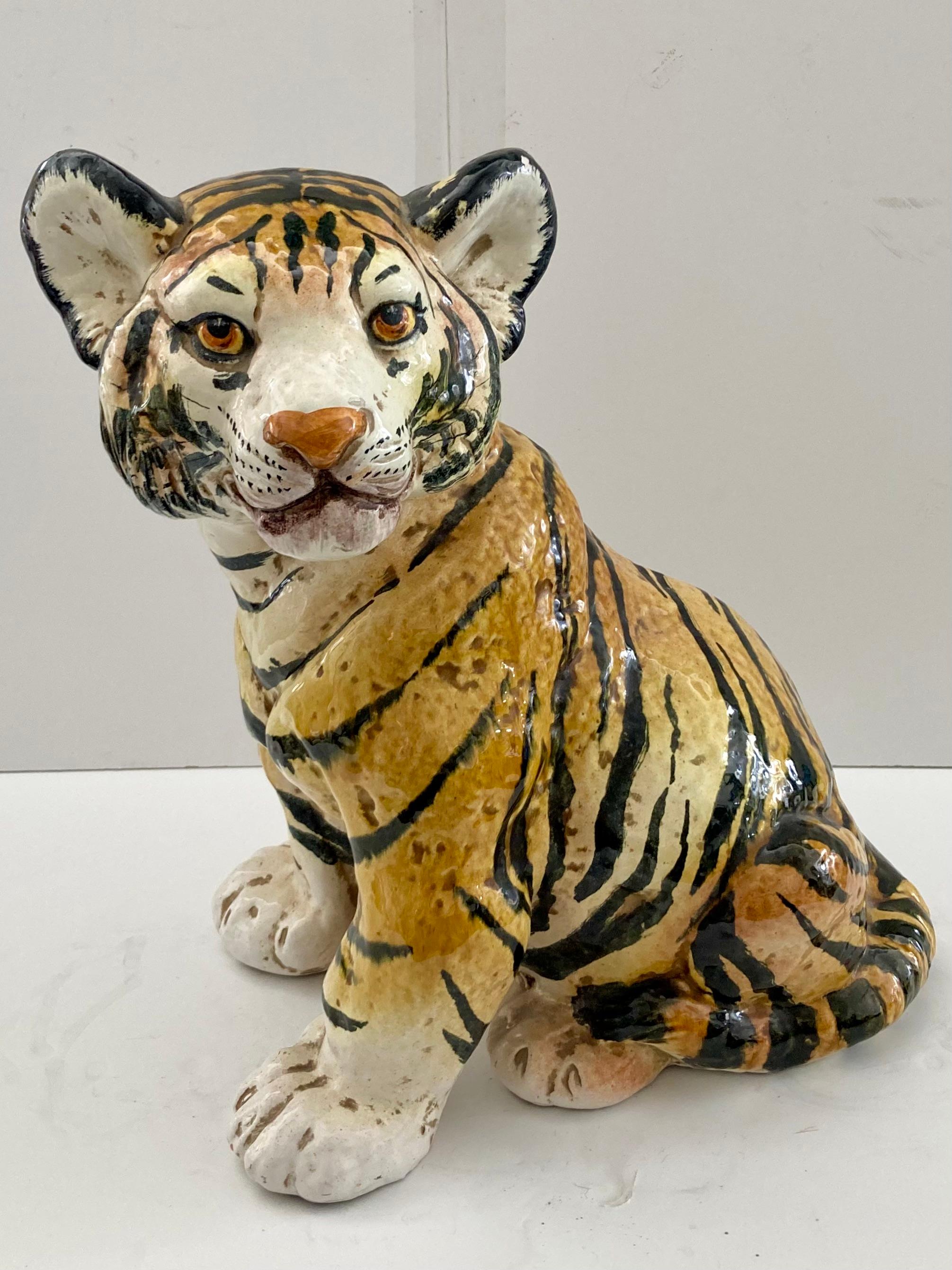 Très joli bébé tigre en terre cuite italienne émaillée, aux traits adorables. Ajoutez un style italien chic des années 1960 à votre maison.