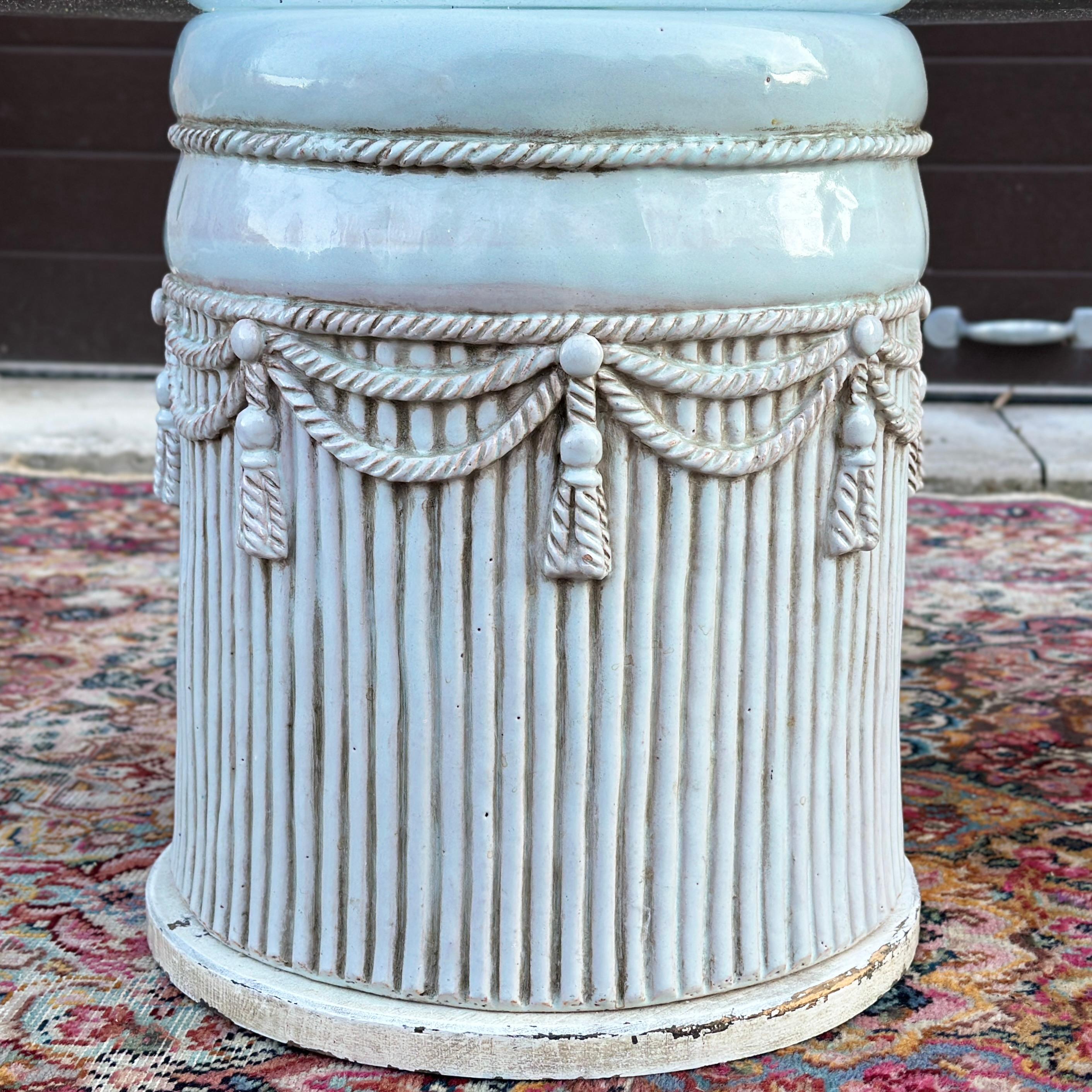 Table ronde à plateau de verre en terre cuite émaillée italienne Tromp L'Oeil Rope & Tassel en vente 3