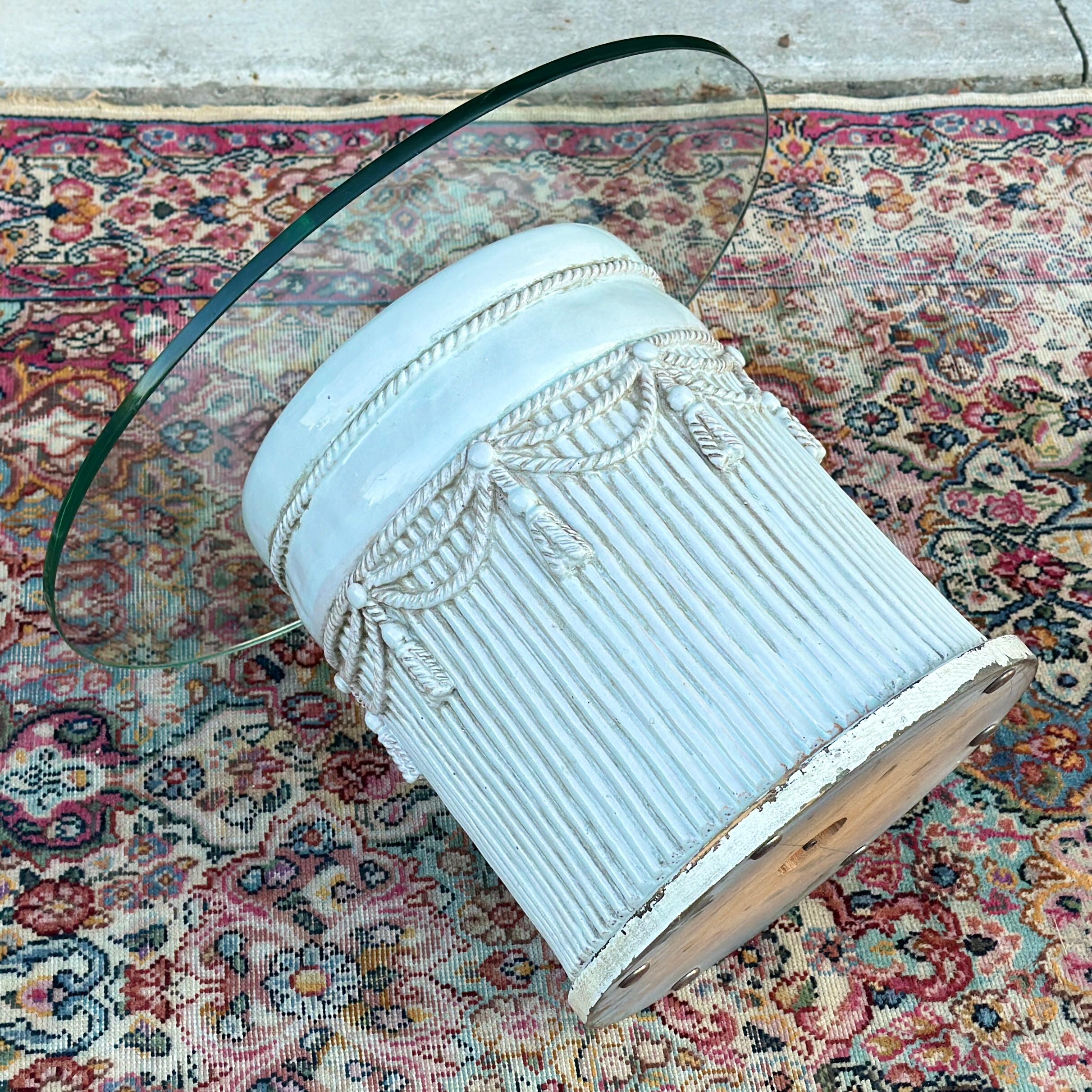 Table ronde à plateau de verre en terre cuite émaillée italienne Tromp L'Oeil Rope & Tassel en vente 5