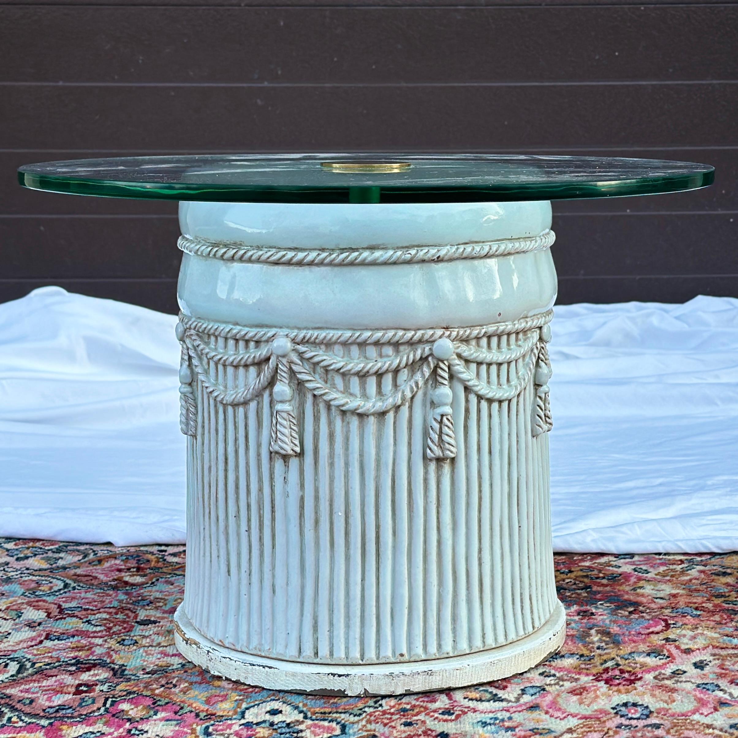 Vintage Italian Glazed Terra Cotta Tromp L'Oeil Tassel & Drapes Table With Round Glass Top
Le verre est fixé à l'aide d'un disque en laiton enfilé dans la céramique et fixé sous la base en bois.