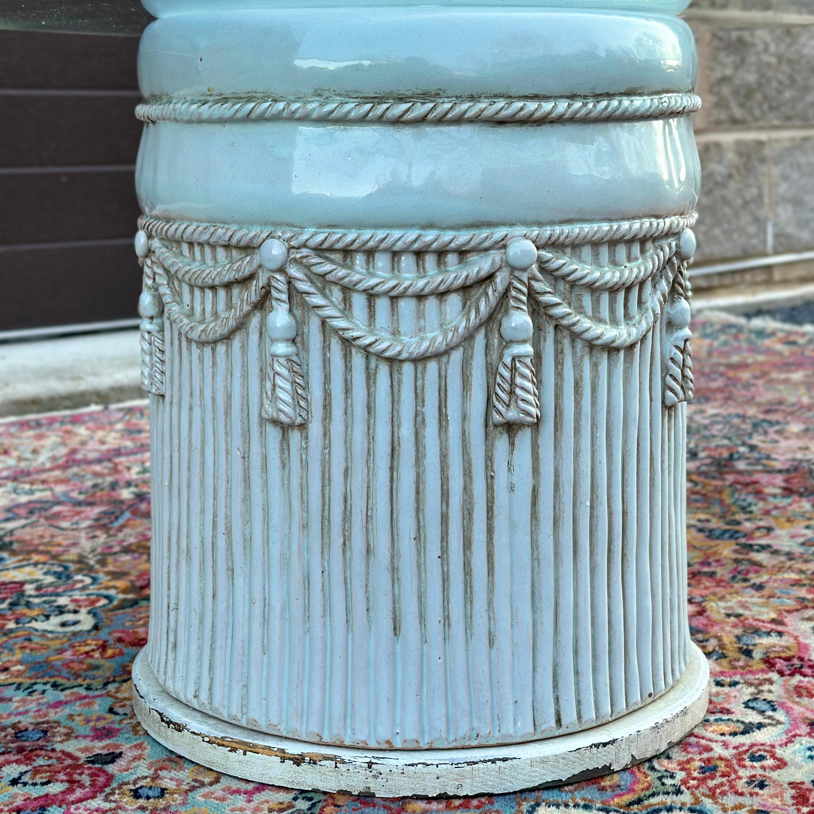 Fait main Table ronde à plateau de verre en terre cuite émaillée italienne Tromp L'Oeil Rope & Tassel en vente