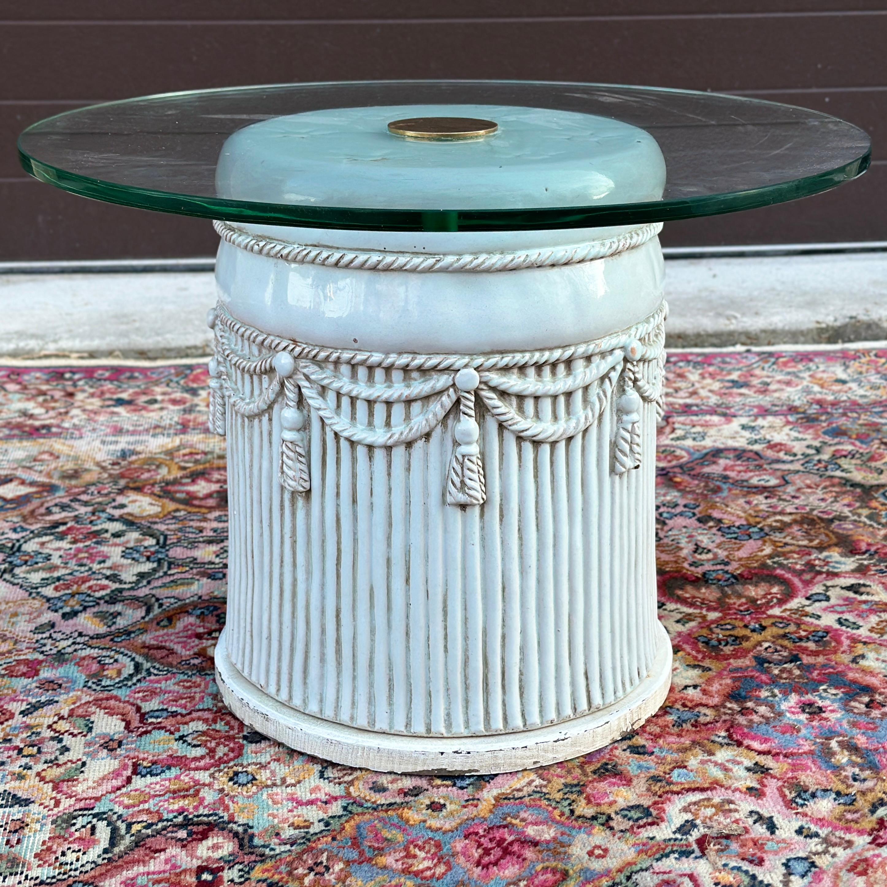 20ième siècle Table ronde à plateau de verre en terre cuite émaillée italienne Tromp L'Oeil Rope & Tassel en vente