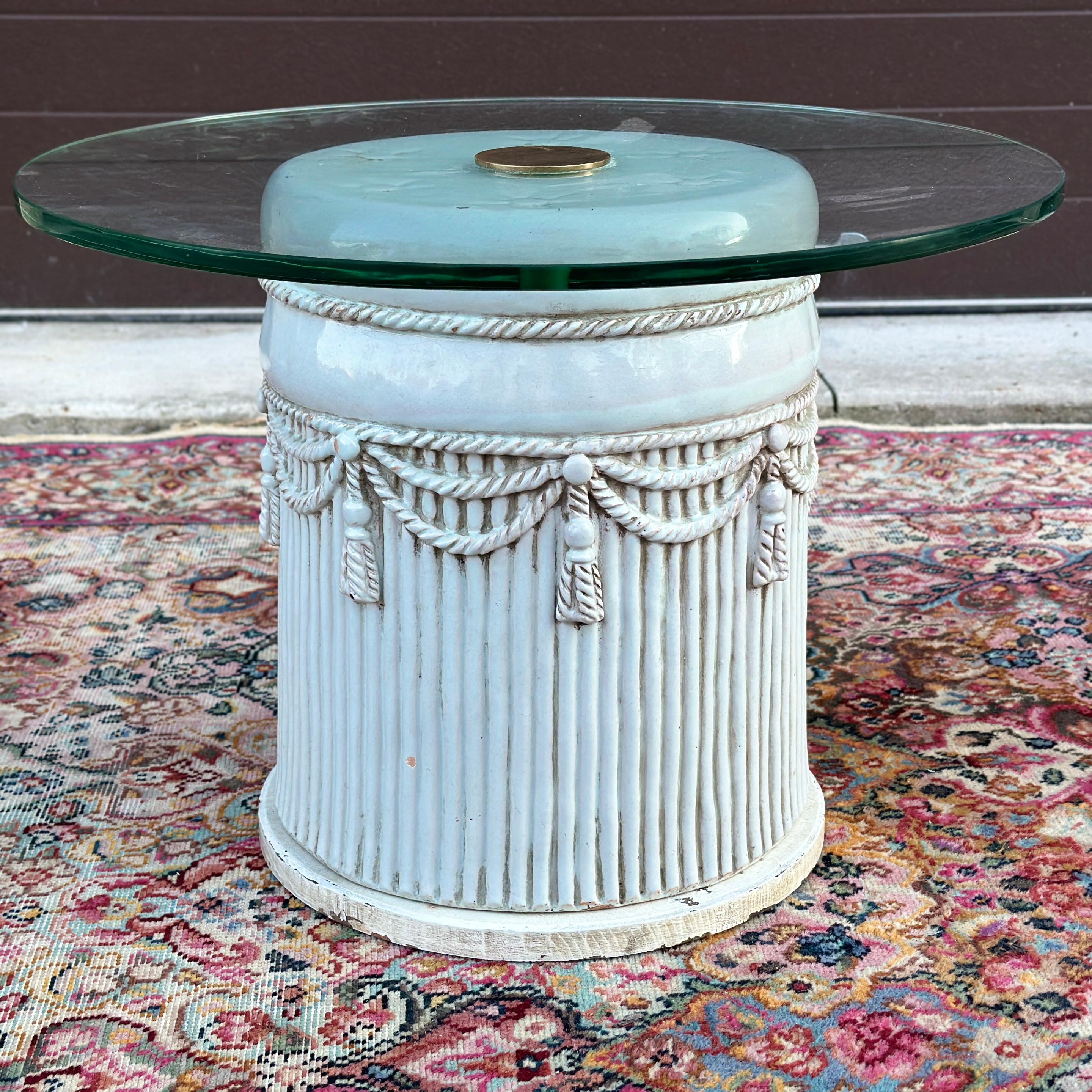 Laiton Table ronde à plateau de verre en terre cuite émaillée italienne Tromp L'Oeil Rope & Tassel en vente