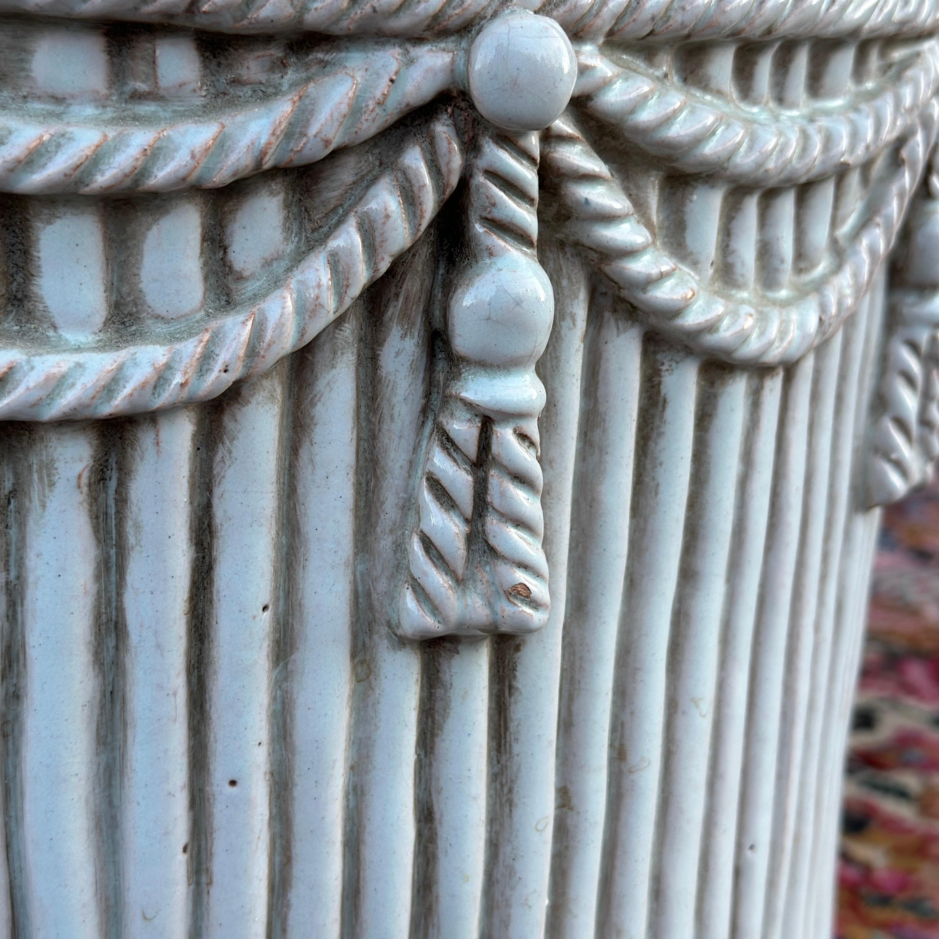 Table ronde à plateau de verre en terre cuite émaillée italienne Tromp L'Oeil Rope & Tassel en vente 2