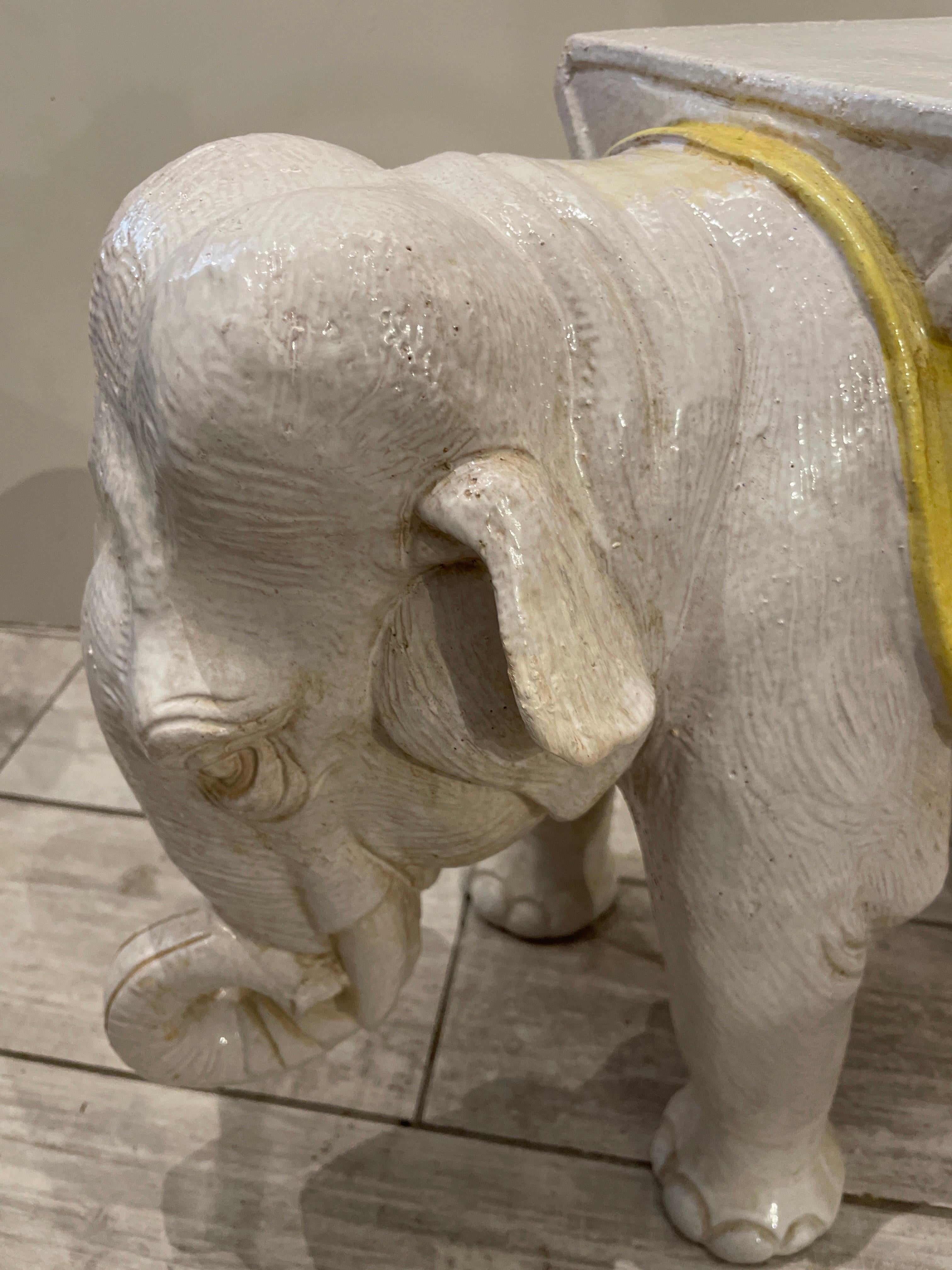 Vintage Italienisch glasierte Terrakotta Elefant Garten Sitz. In Weiß mit kleinen gelben und orangen Akzenten. Ein wunderbarer kleiner Getränketisch.