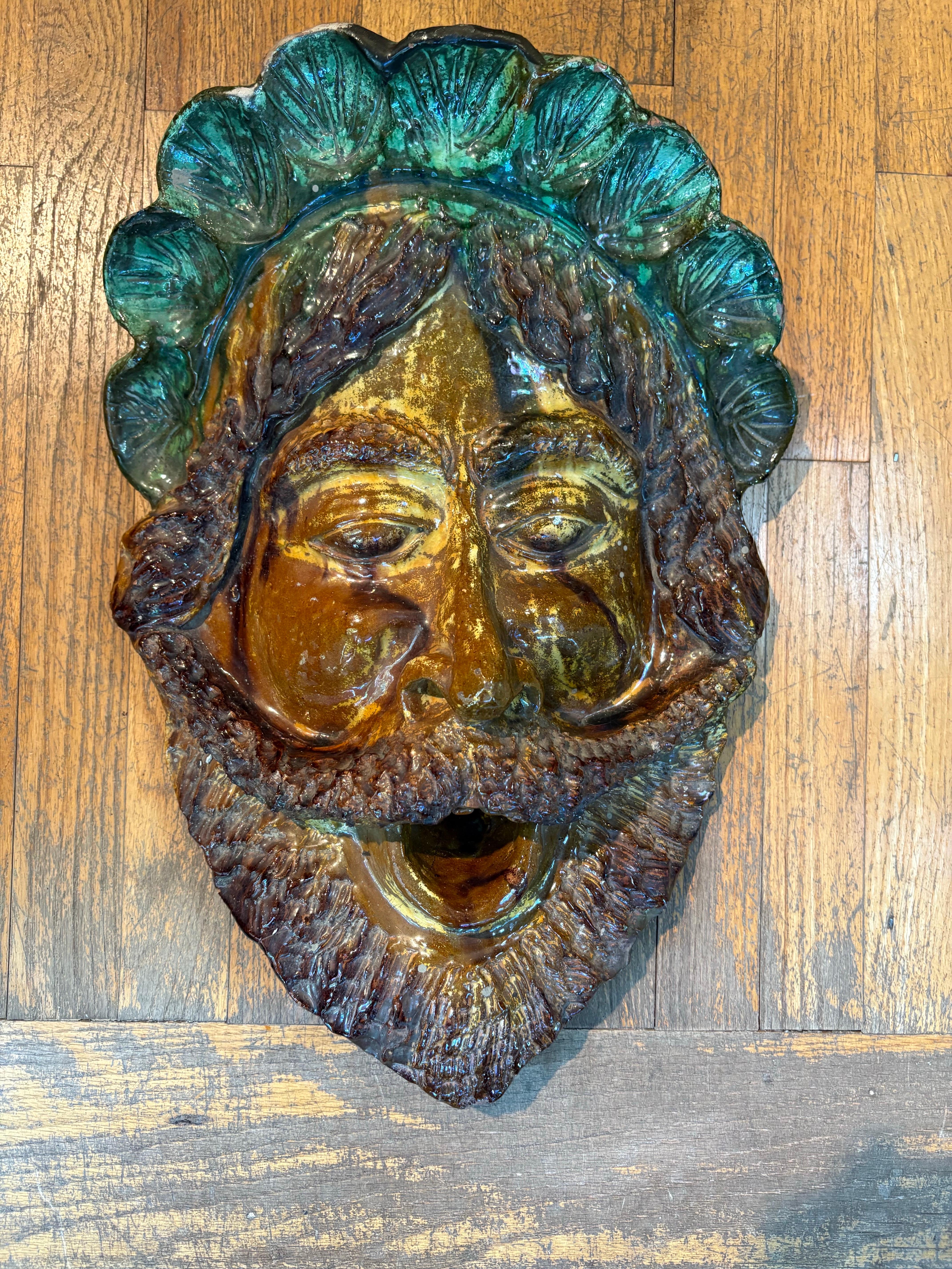 Scultura di testa in terracotta smaltata italiana.
In offerta c'è una bellissima scultura di faccia o testa in terracotta smaltata italiana ben eseguita, firmata Consorso, circa. 1950. Un ottimo esempio di design italiano di metà secolo.
Questa