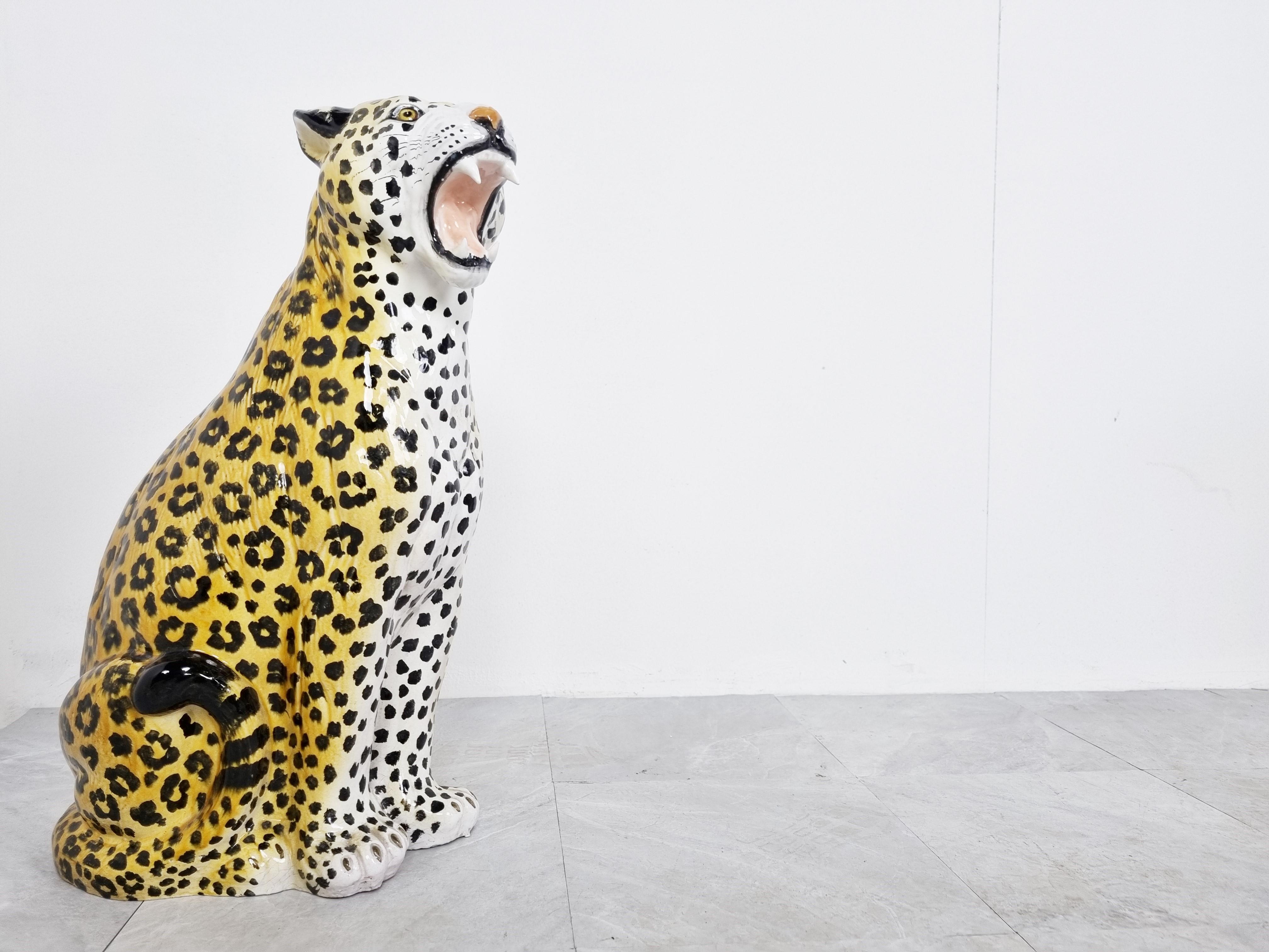 Figura de leopardo de terracota esmaltada italiana, años 60 Regencia de Hollywood en venta