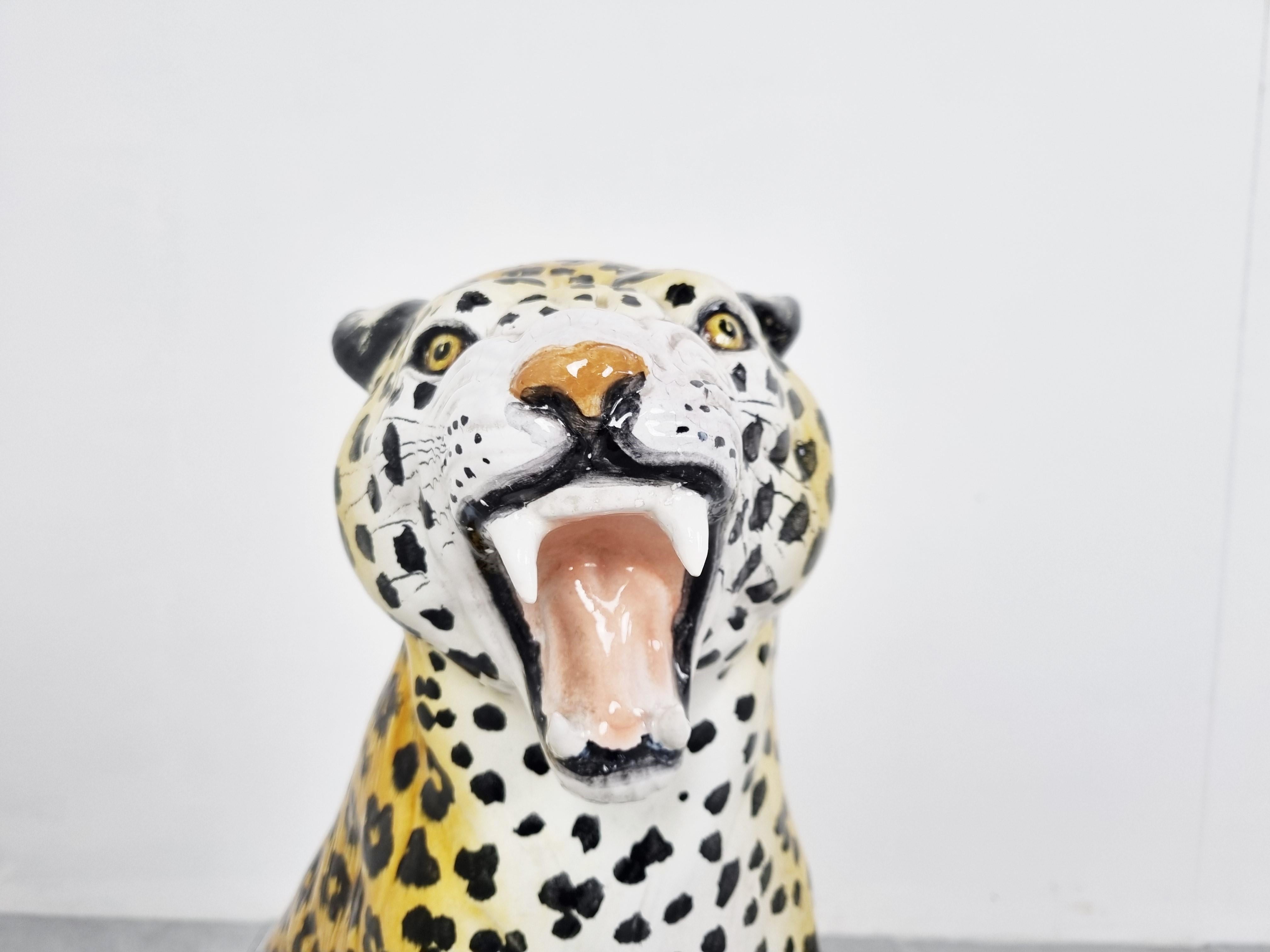 Figure léopard italienne en terre cuite émaillée, années 1960 en vente 2