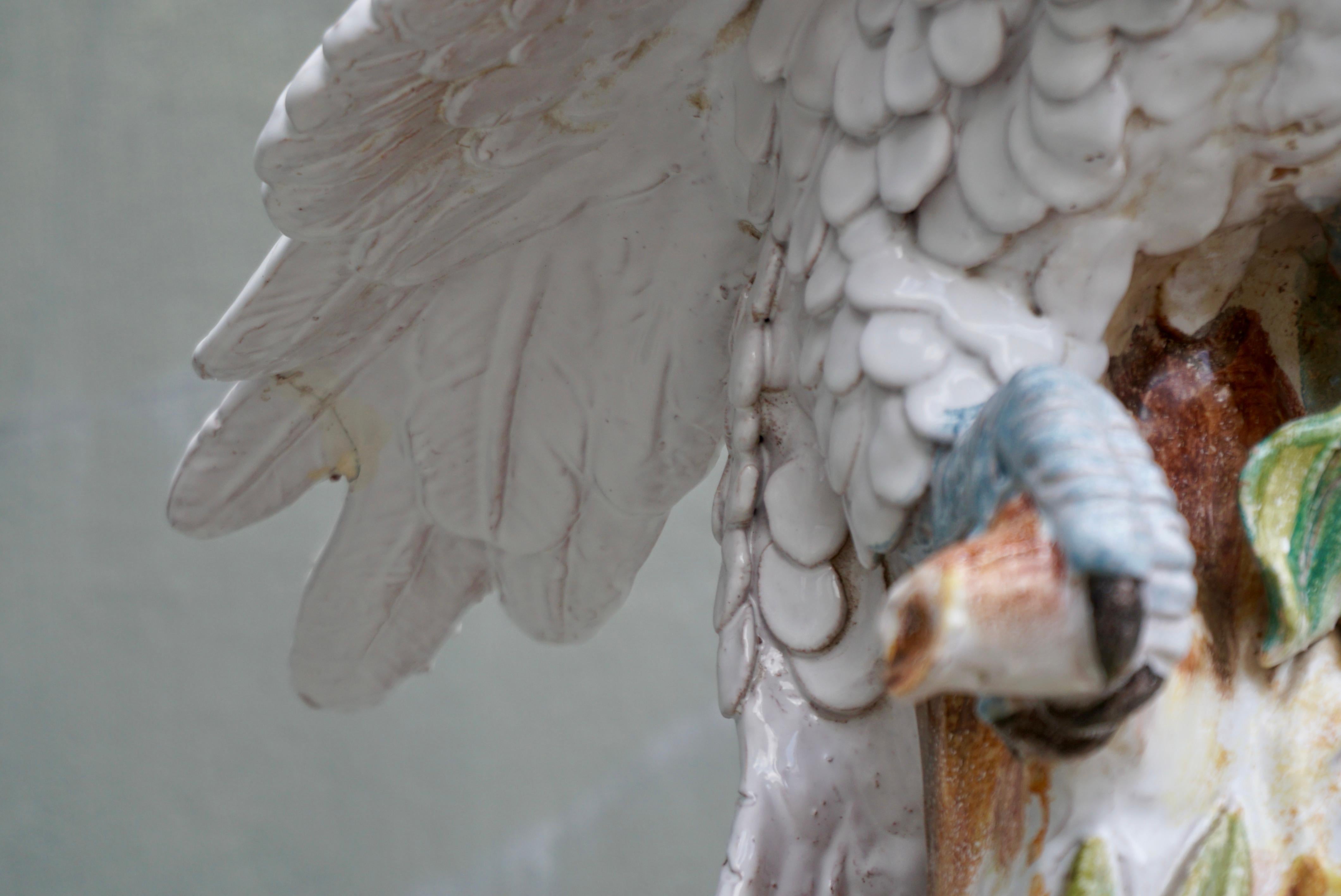 Italienische glasierte Papagei-Statue aus Terrakotta im Angebot 9