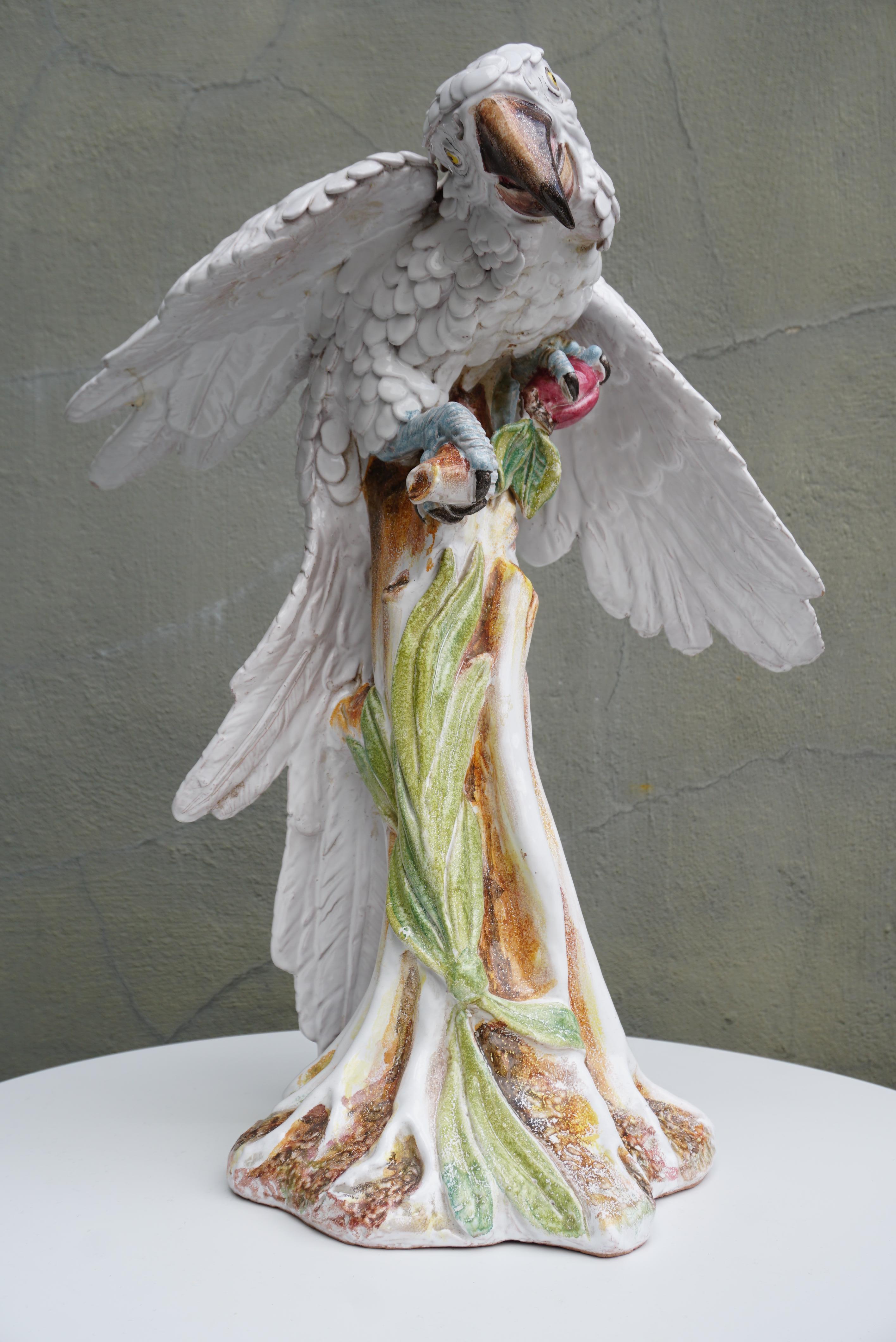 Italienische glasierte Papagei-Statue aus Terrakotta (Hollywood Regency) im Angebot