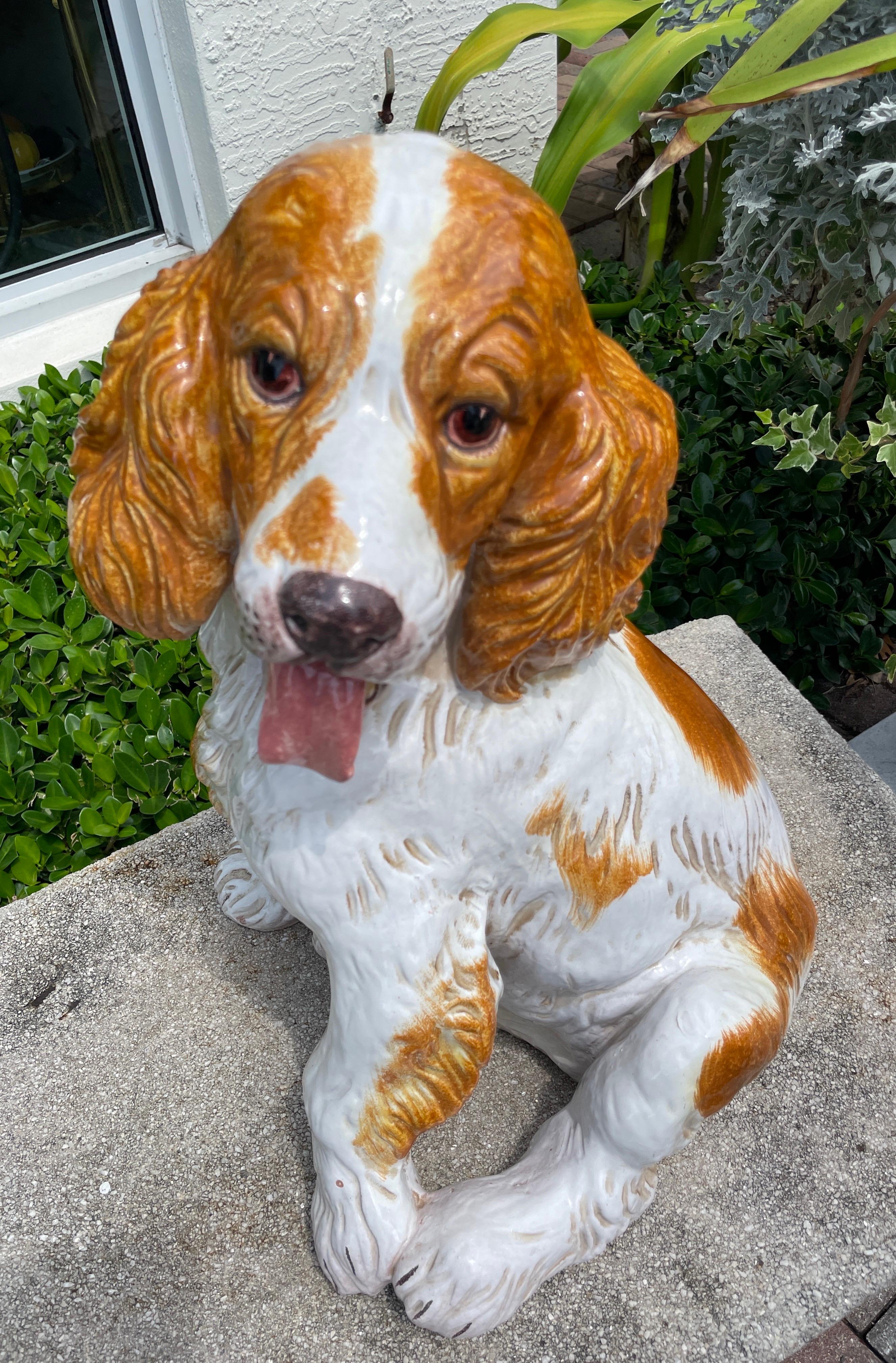 Adorabile Spaniel italiano in terracotta smaltata. È così dolce che ti viene voglia di prenderlo in braccio e abbracciarlo.