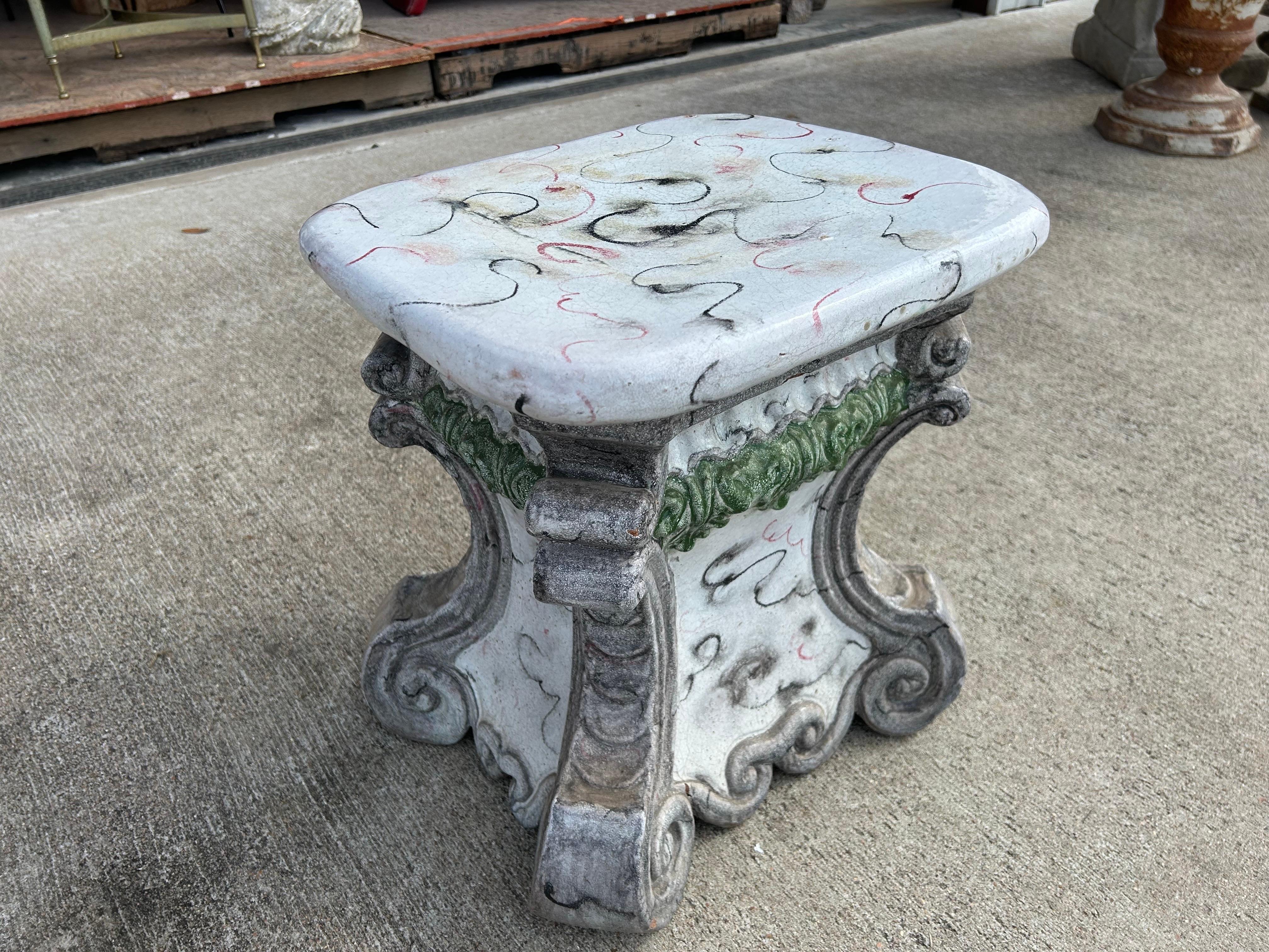 Italienischer glasierter Terrakotta-Tisch oder Garten-Sitz. Dieser wunderschön dekorierte, vielseitig einsetzbare italienische Tisch aus glasiertem Terrakotta kann im Wohnbereich, im Gartenzimmer, im Wintergarten, in der Küche oder auf einer