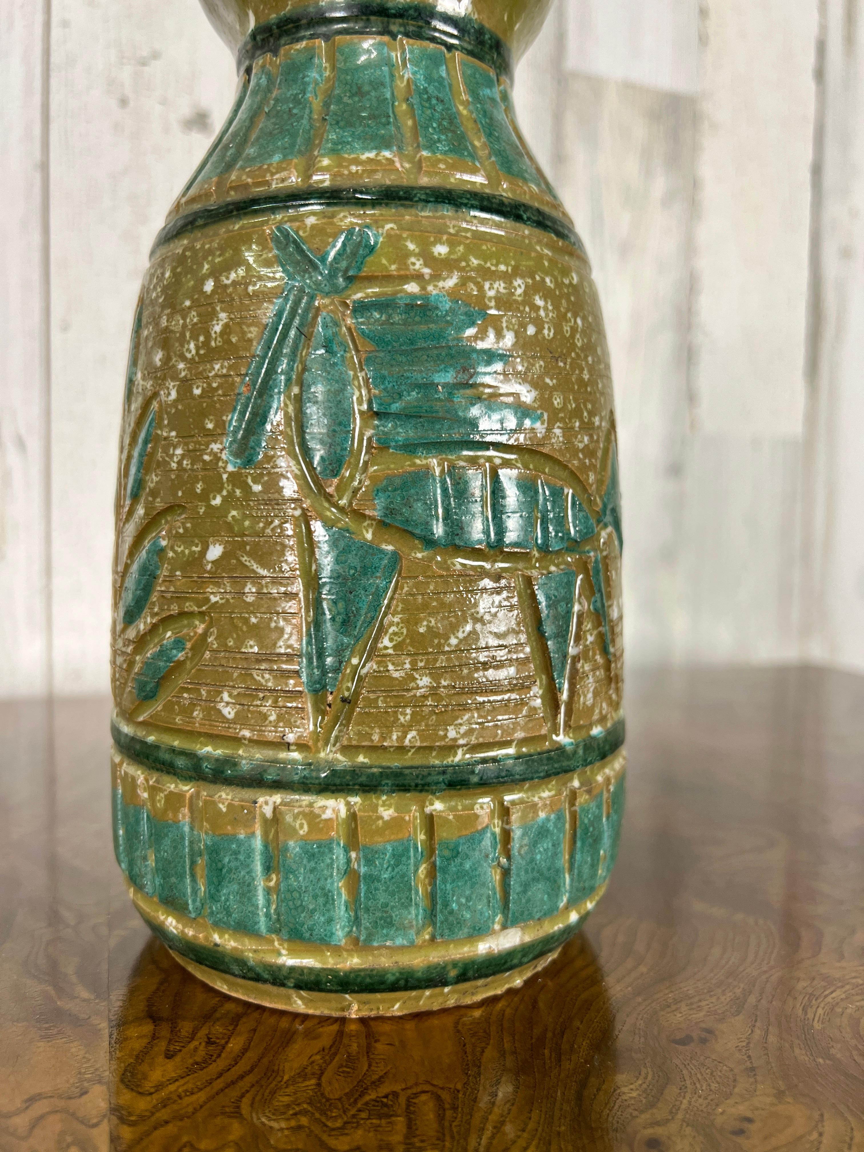 Italienische glasierte Vase mit Equine-Design (20. Jahrhundert) im Angebot