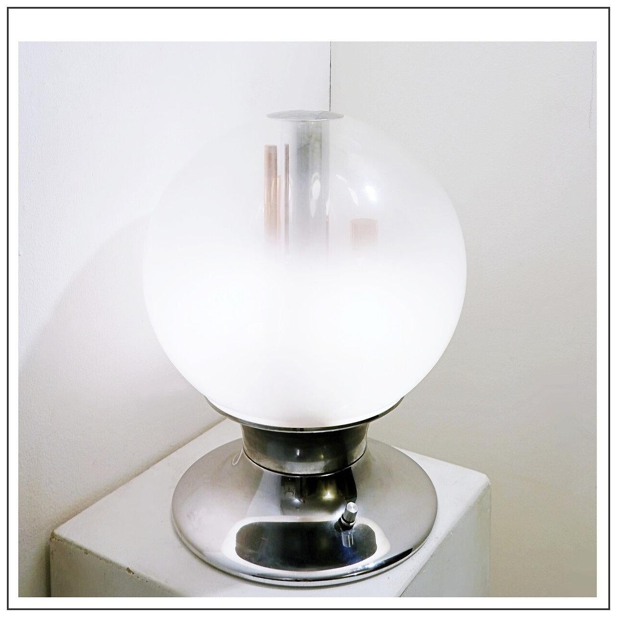 Lampe de table à globe italienne par Angelo Brotto - Murano 1960s Bon état - En vente à Linkebeek, BE