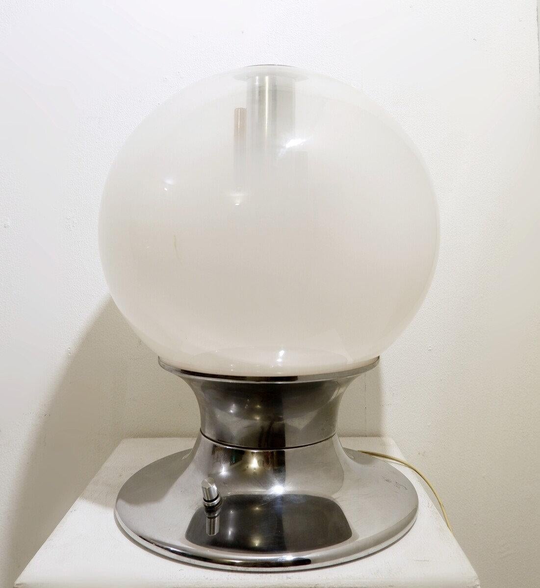 Métal Lampe de table à globe italienne par Angelo Brotto - Murano 1960s en vente