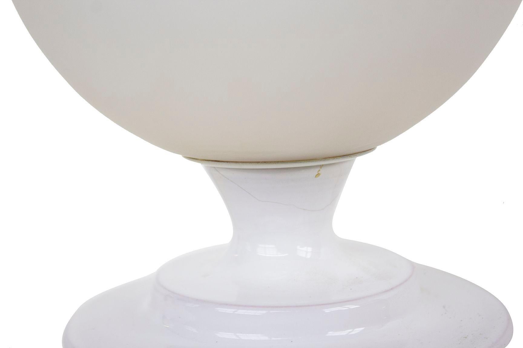 Milieu du XXe siècle Lampe de table ou de bureau italienne en céramique blanche et verre en vente