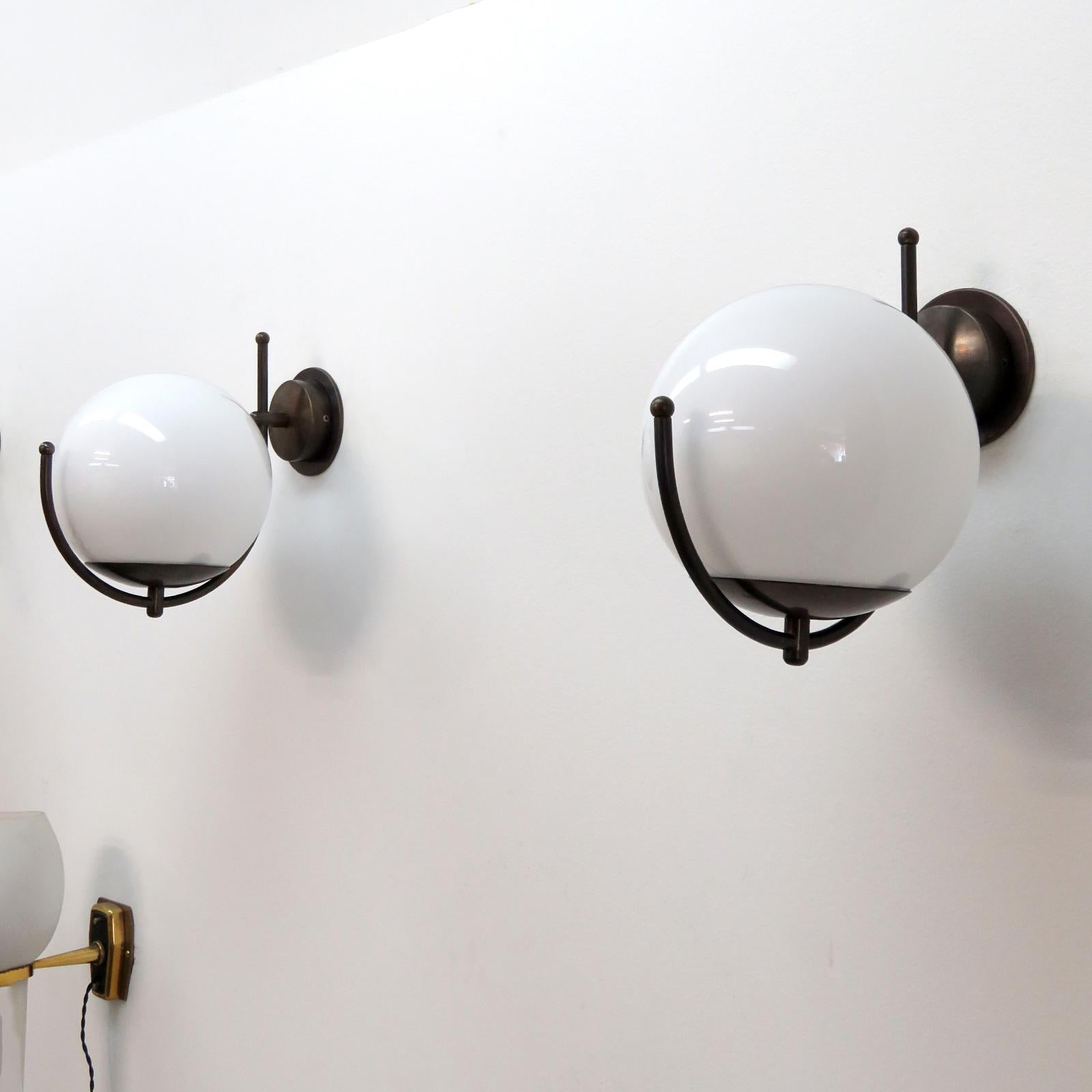 Italian Globe Wall Lights Patinado en venta