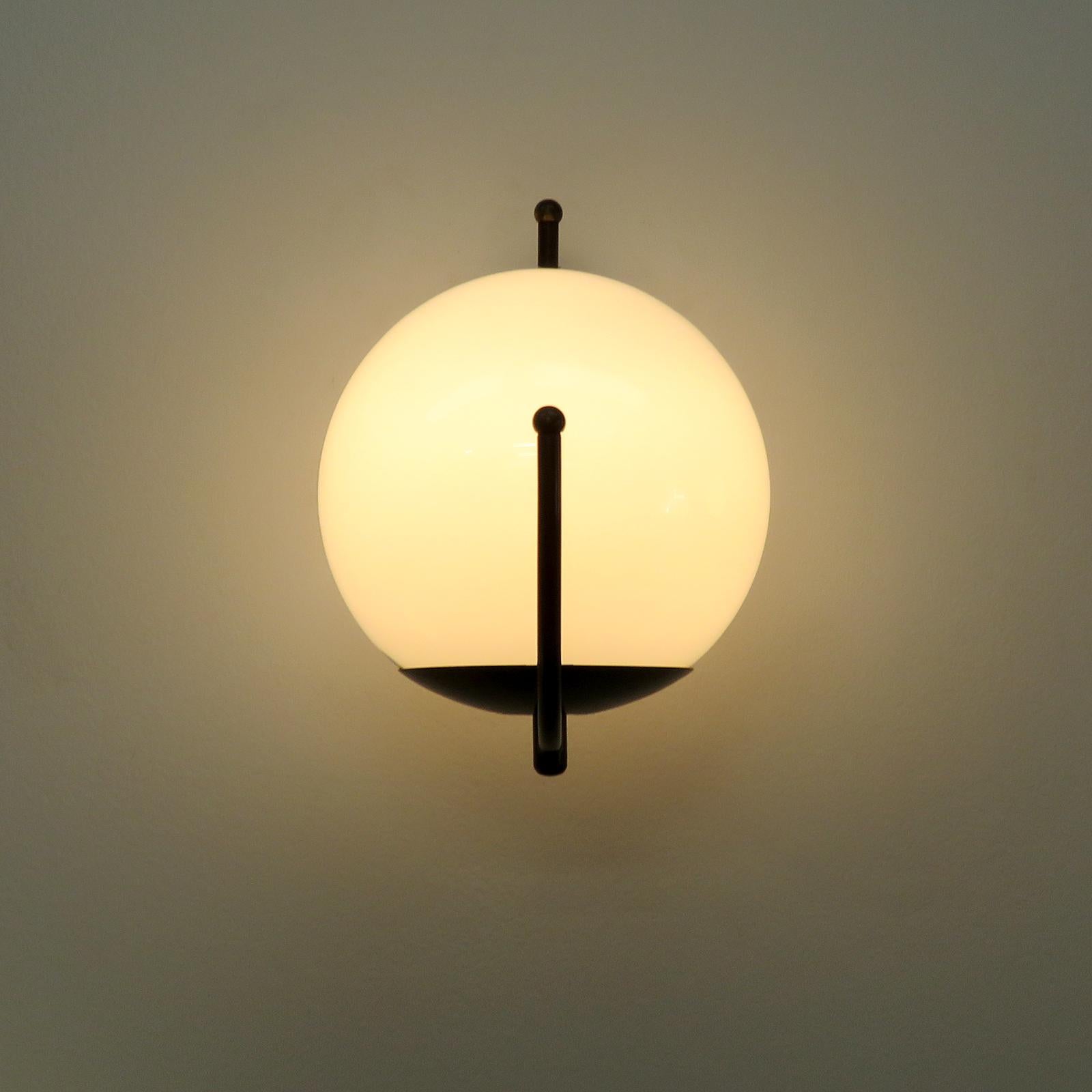 Italian Globe Wall Lights Latón en venta