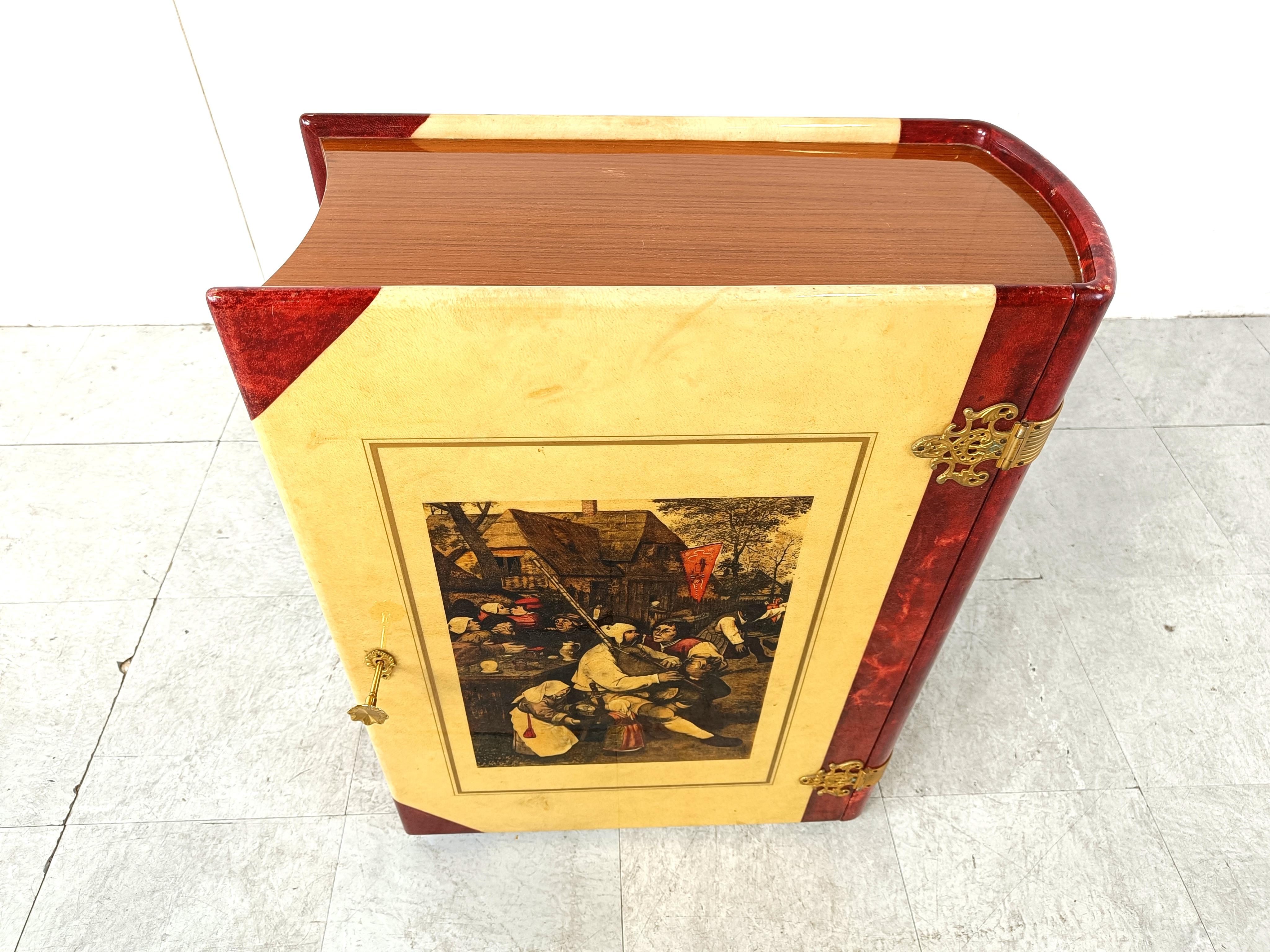 Italiano Mobile bar a forma di libro in pelle di capra di Aldo Tura, anni '50 in vendita