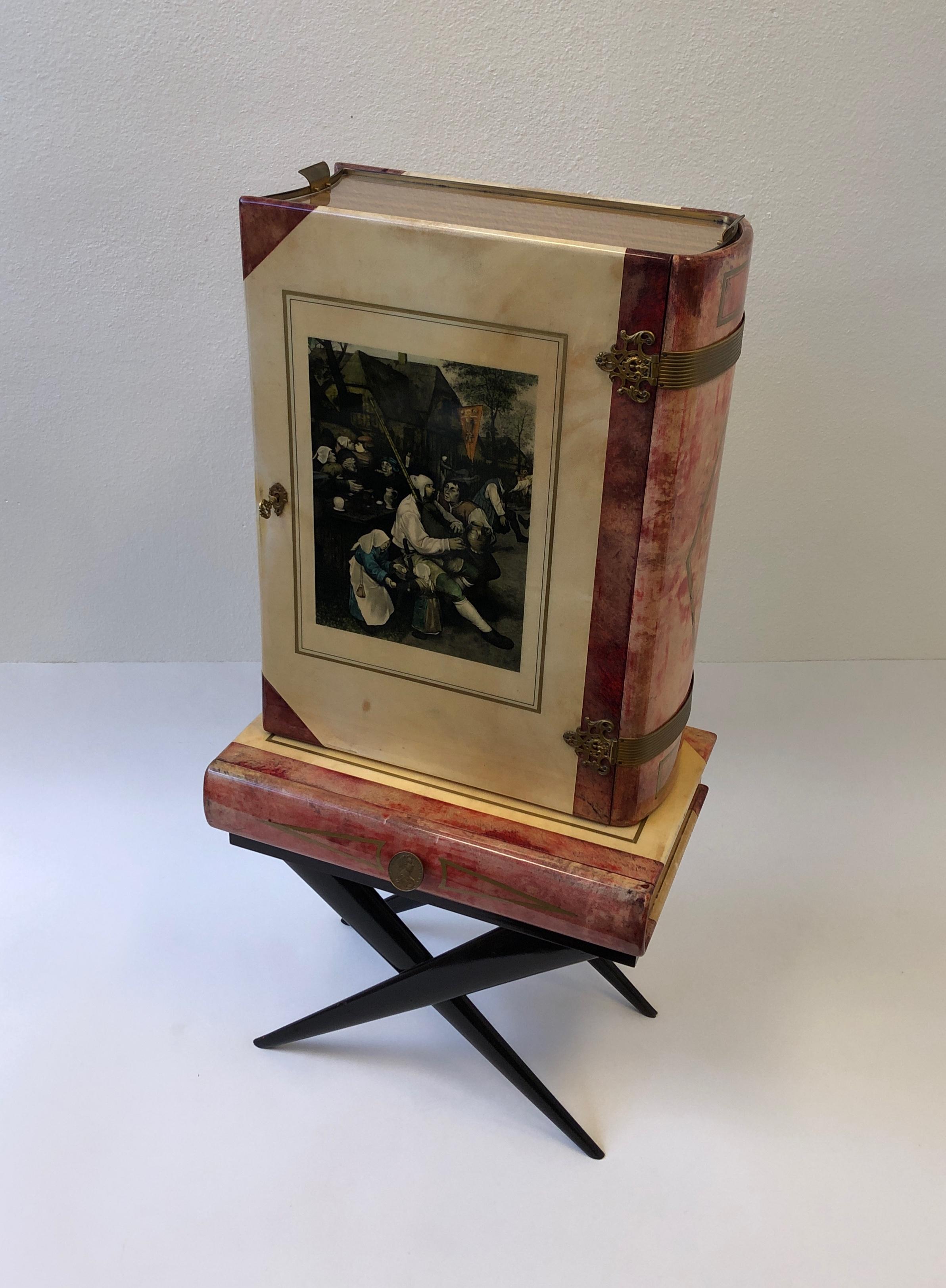 Italienischer Bücherschrank in Form eines Barschranks aus Ziegenleder von Aldo Tura (Moderne der Mitte des Jahrhunderts) im Angebot