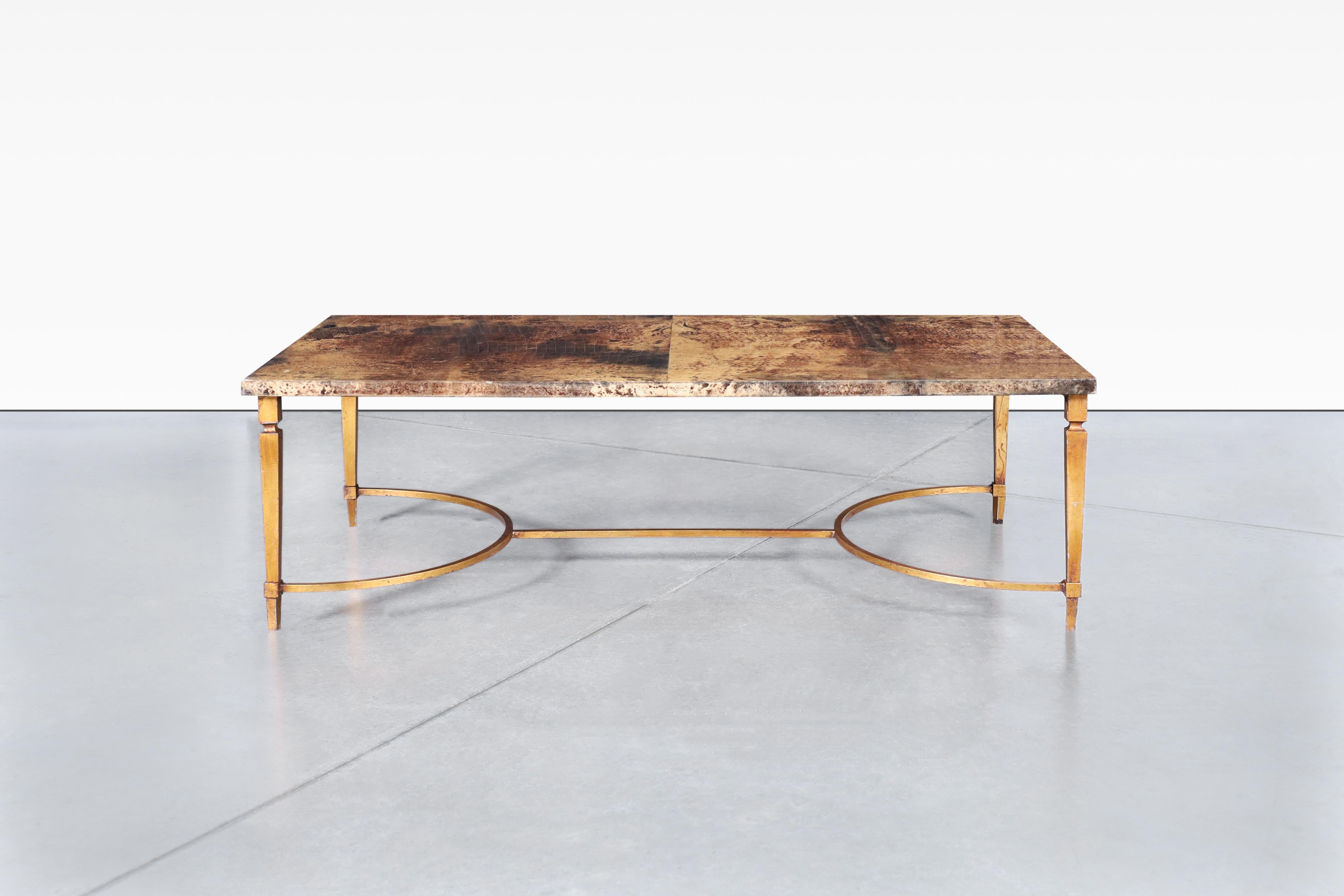 Cette exquise table basse vintage, conçue par Aldo Tura dans les années 1950, est un exemple stupéfiant de l'artisanat italien. Célèbre pour son utilisation innovante de matériaux exotiques, Tura a créé une pièce qui équilibre parfaitement style et