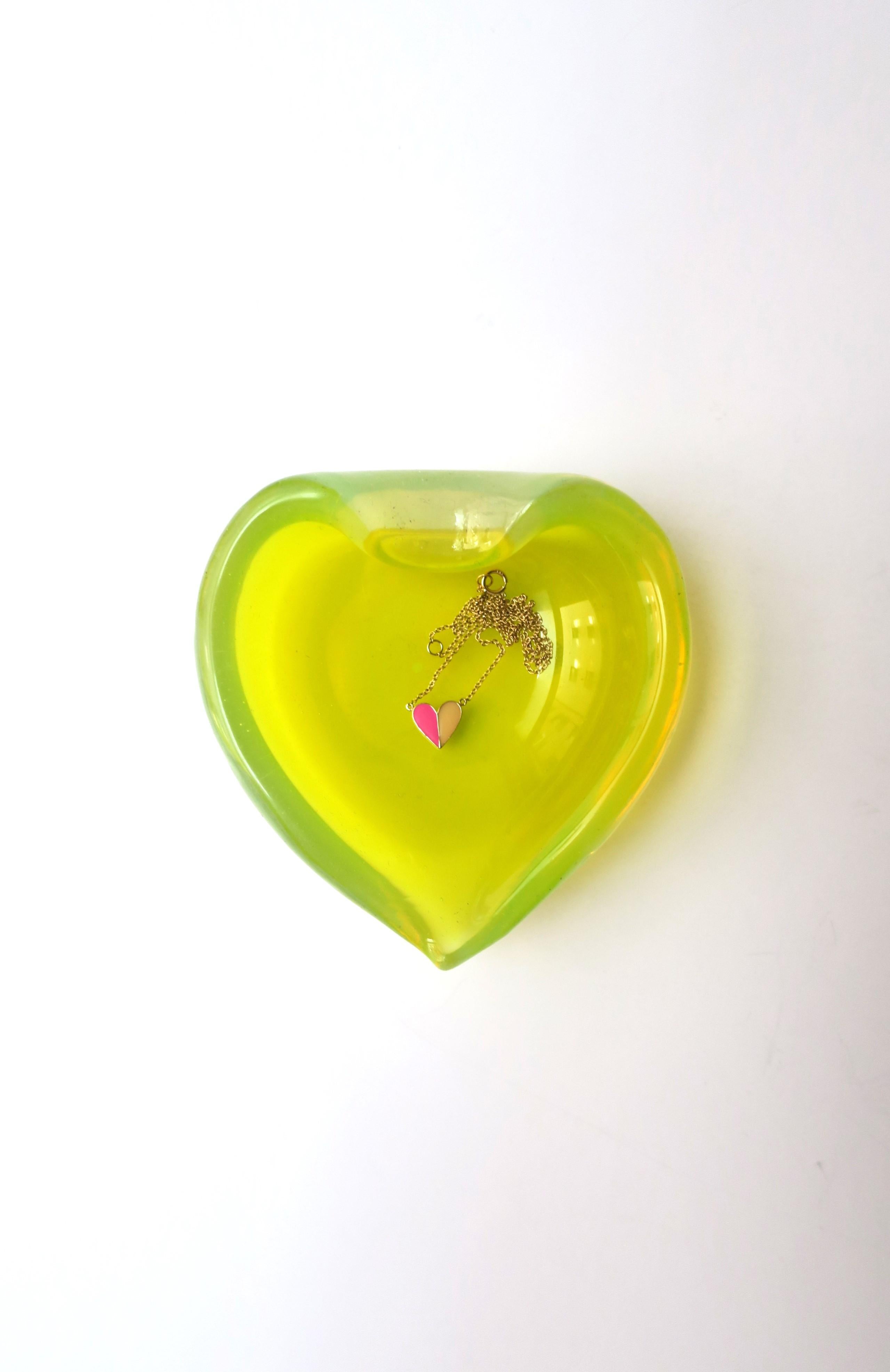 Italian Gold and Enamel Heart Necklace For Sale 2