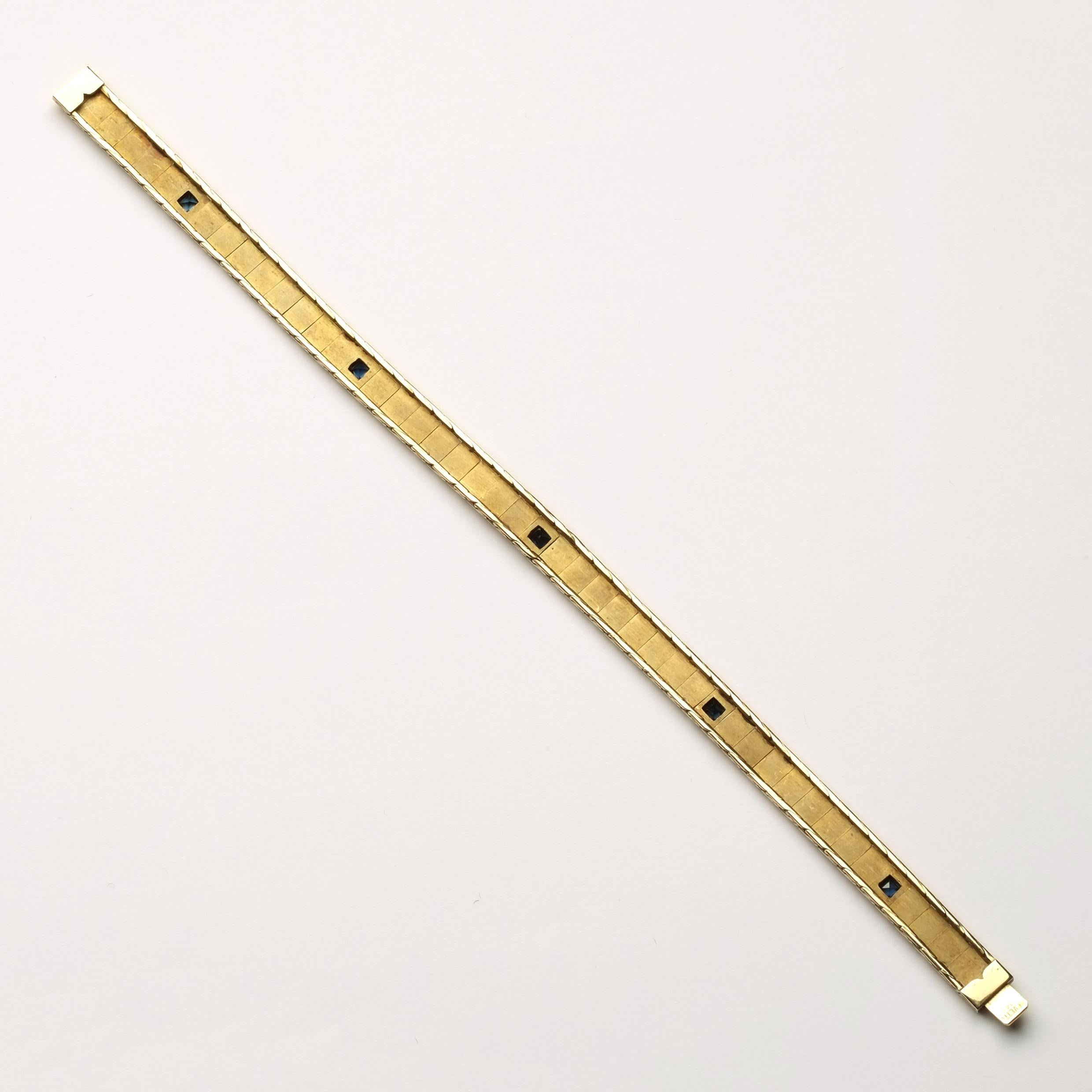 Bracelet en or 18ct finement réalisé à la main avec un design floral et des saphirs naturels, période des années 1940 environ. Le cachet 