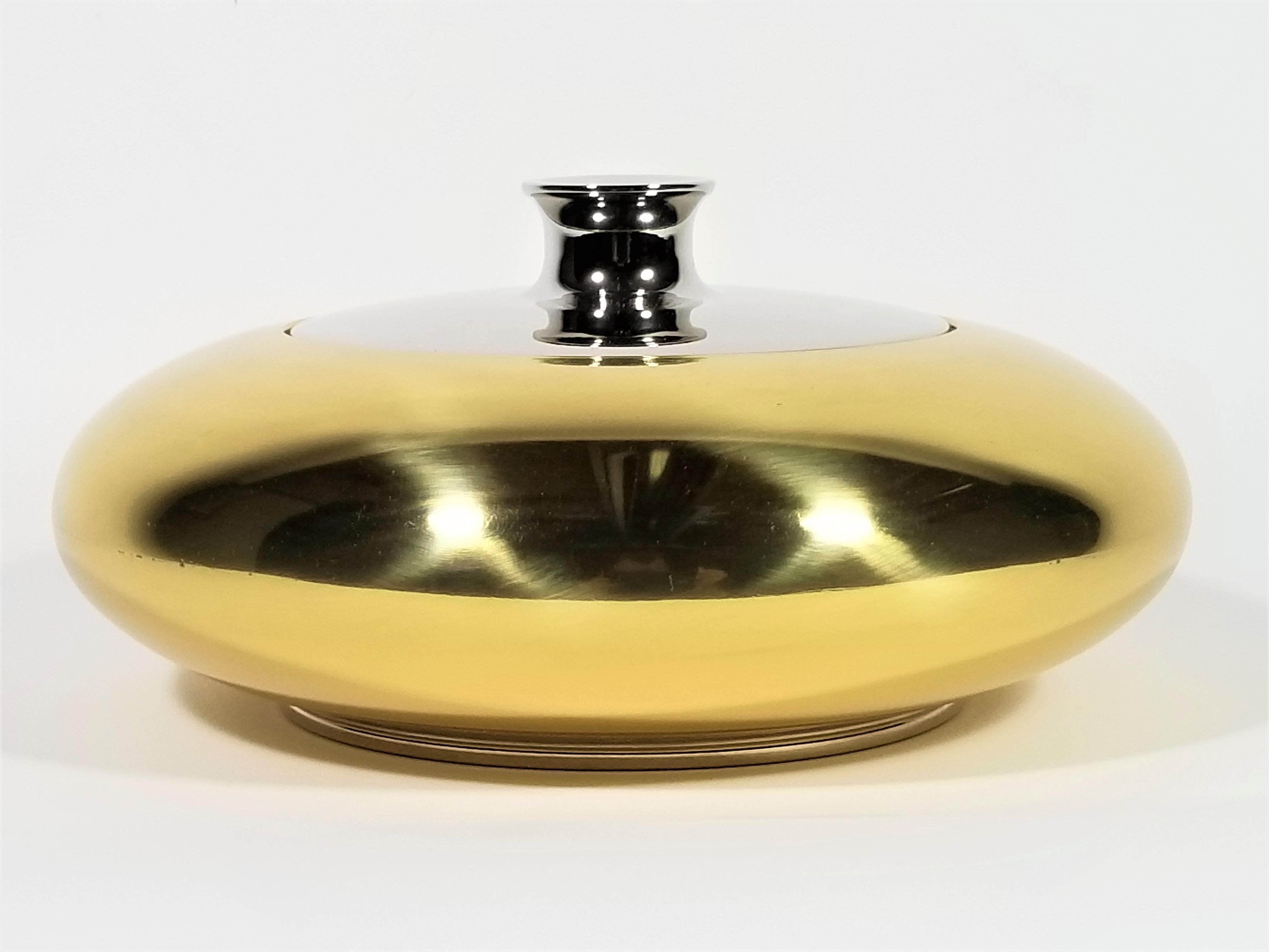 Piatto o ciotola italiana in oro con coperchio in argento cromato. Metà secolo, anni '70-'80. Marchio Made in Italy. 
 