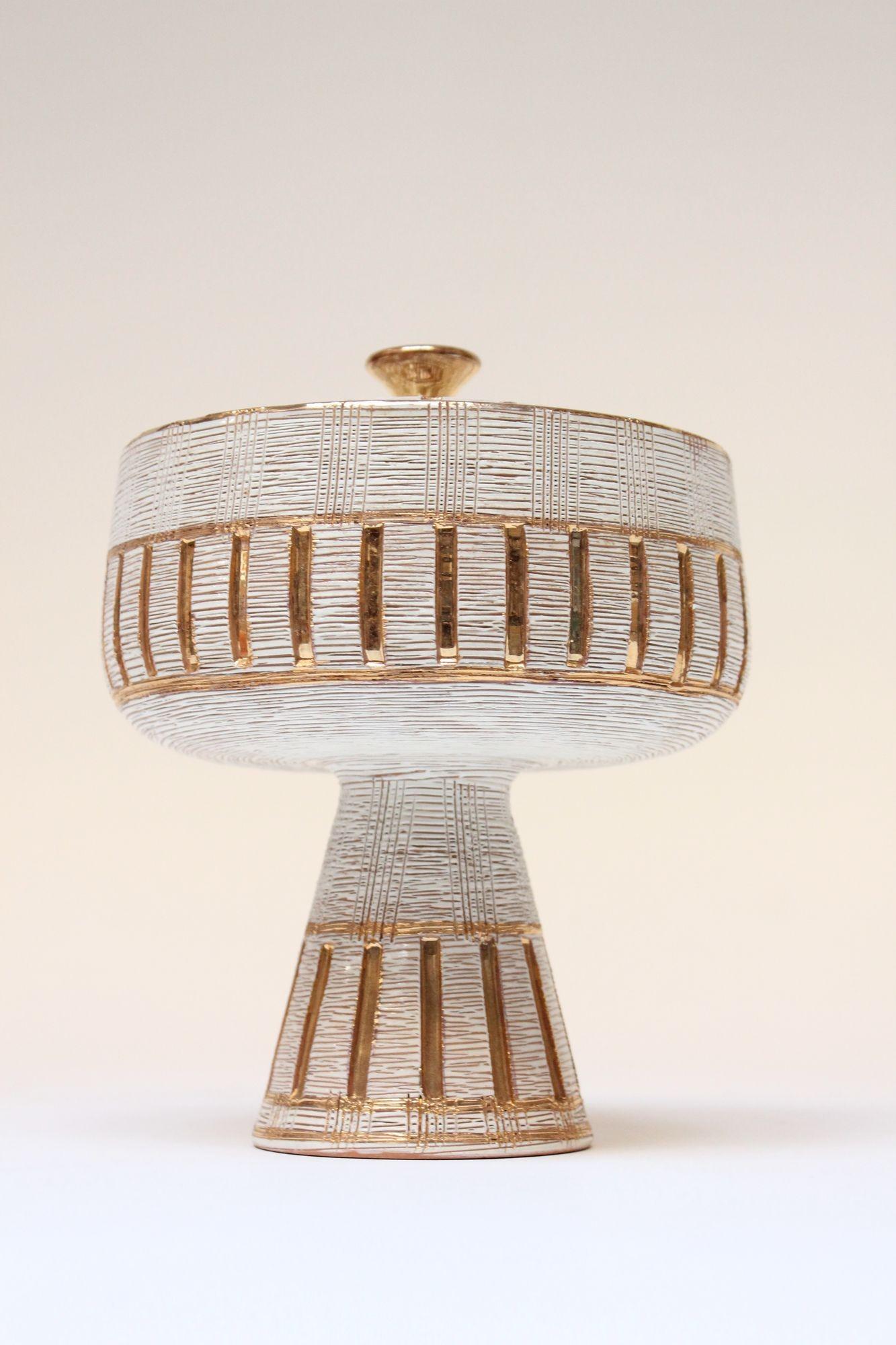 Mid-Century Modern Italian Gold and White Glazed Incised Ceramic Compote by Aldo Londi for Bitossi