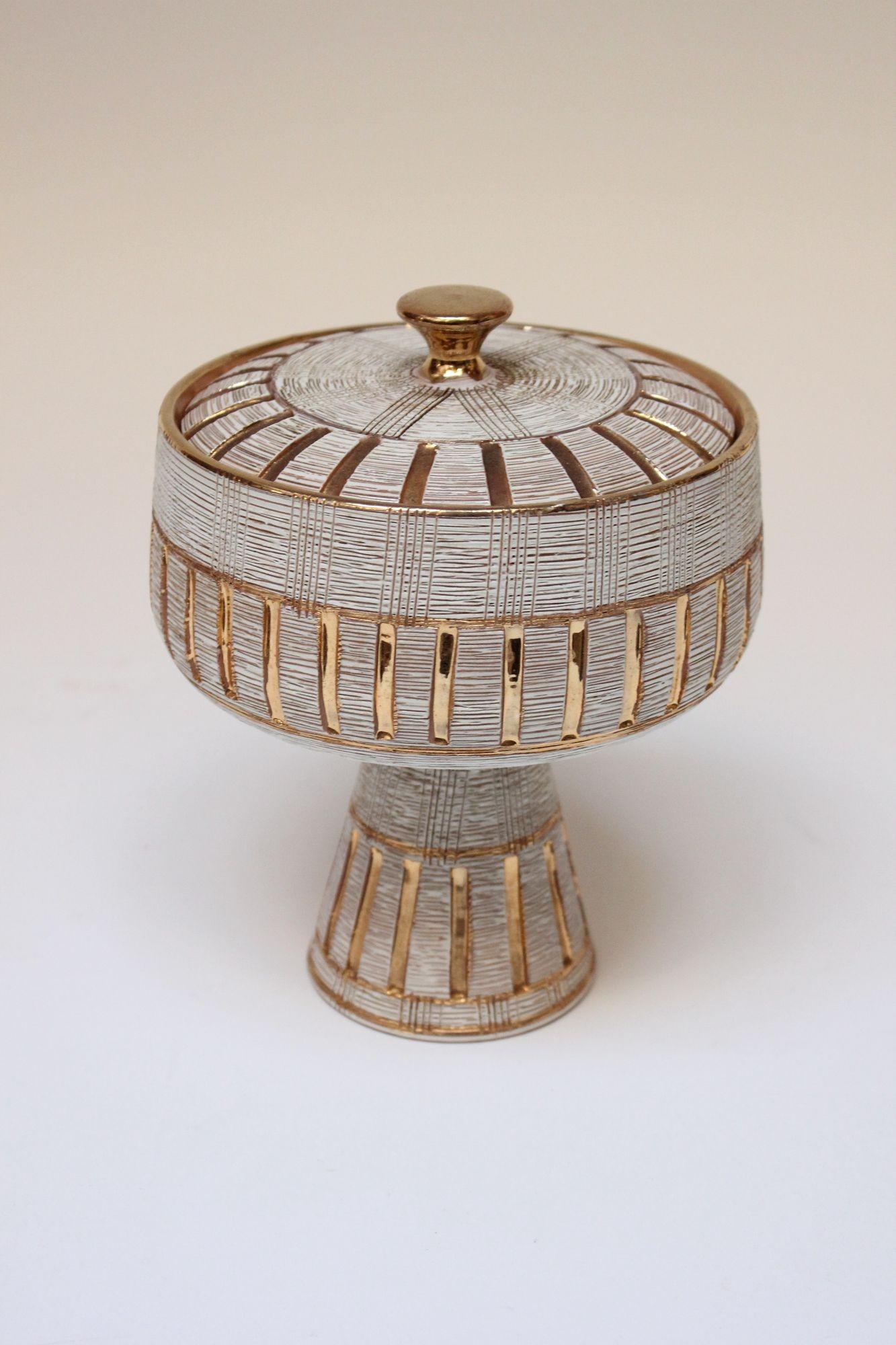 Italian Gold and White Glazed Incised Ceramic Compote by Aldo Londi for Bitossi In Good Condition In Brooklyn, NY